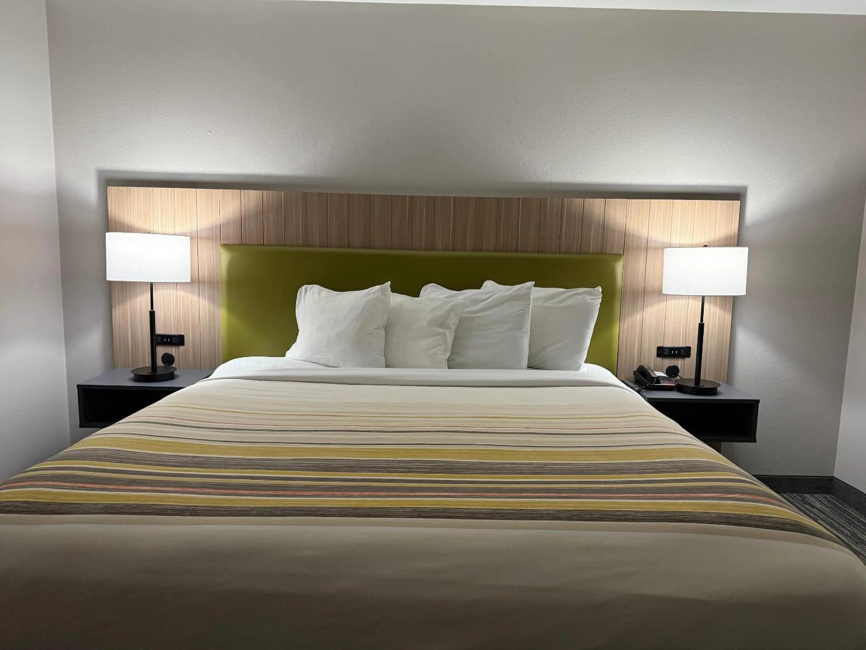 Bed in Country Inn & Suites by Radisson, Harrisburg - Hershey West, PA