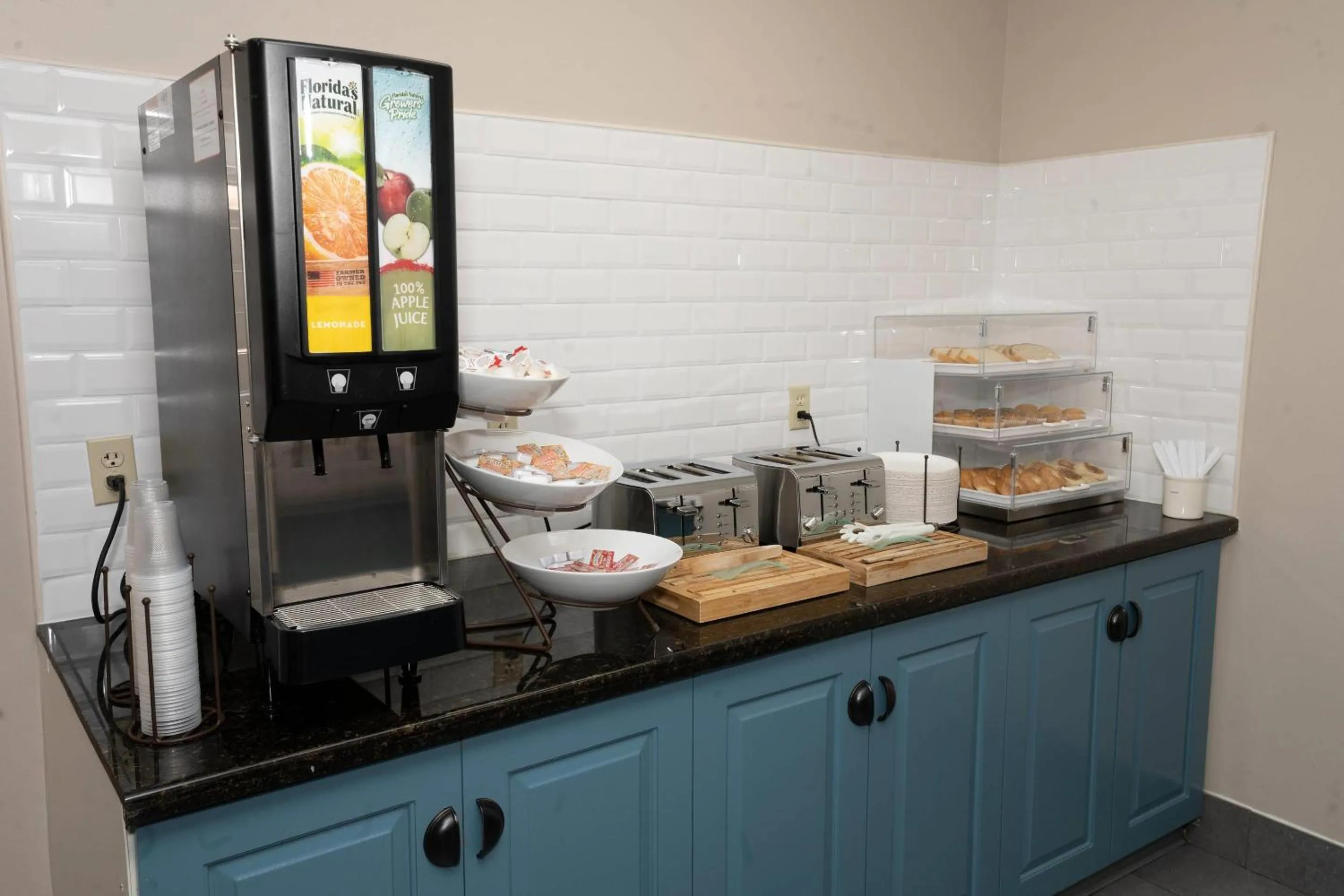 Breakfast in Country Inn & Suites by Radisson, Harrisburg - Hershey West, PA