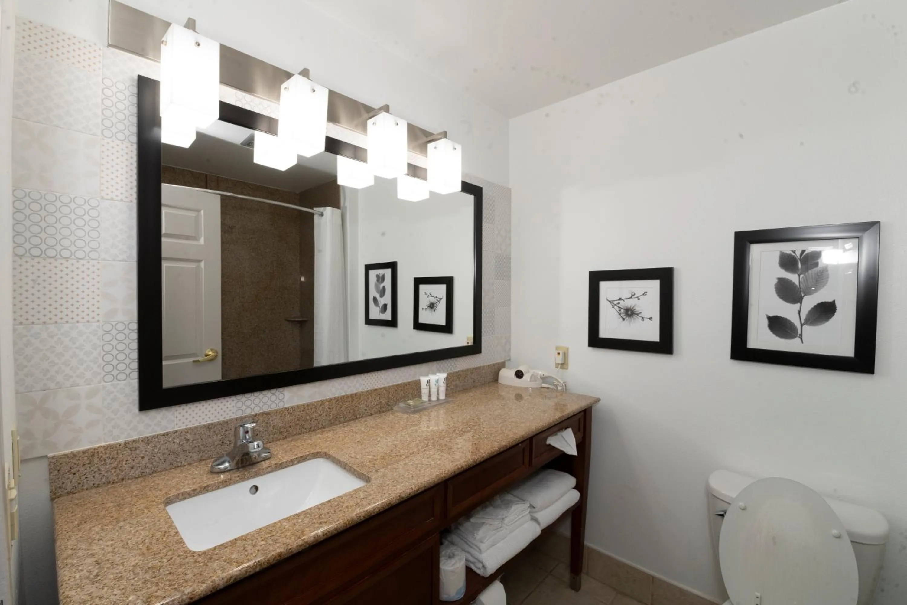 Bathroom in Country Inn & Suites by Radisson, Harrisburg - Hershey West, PA