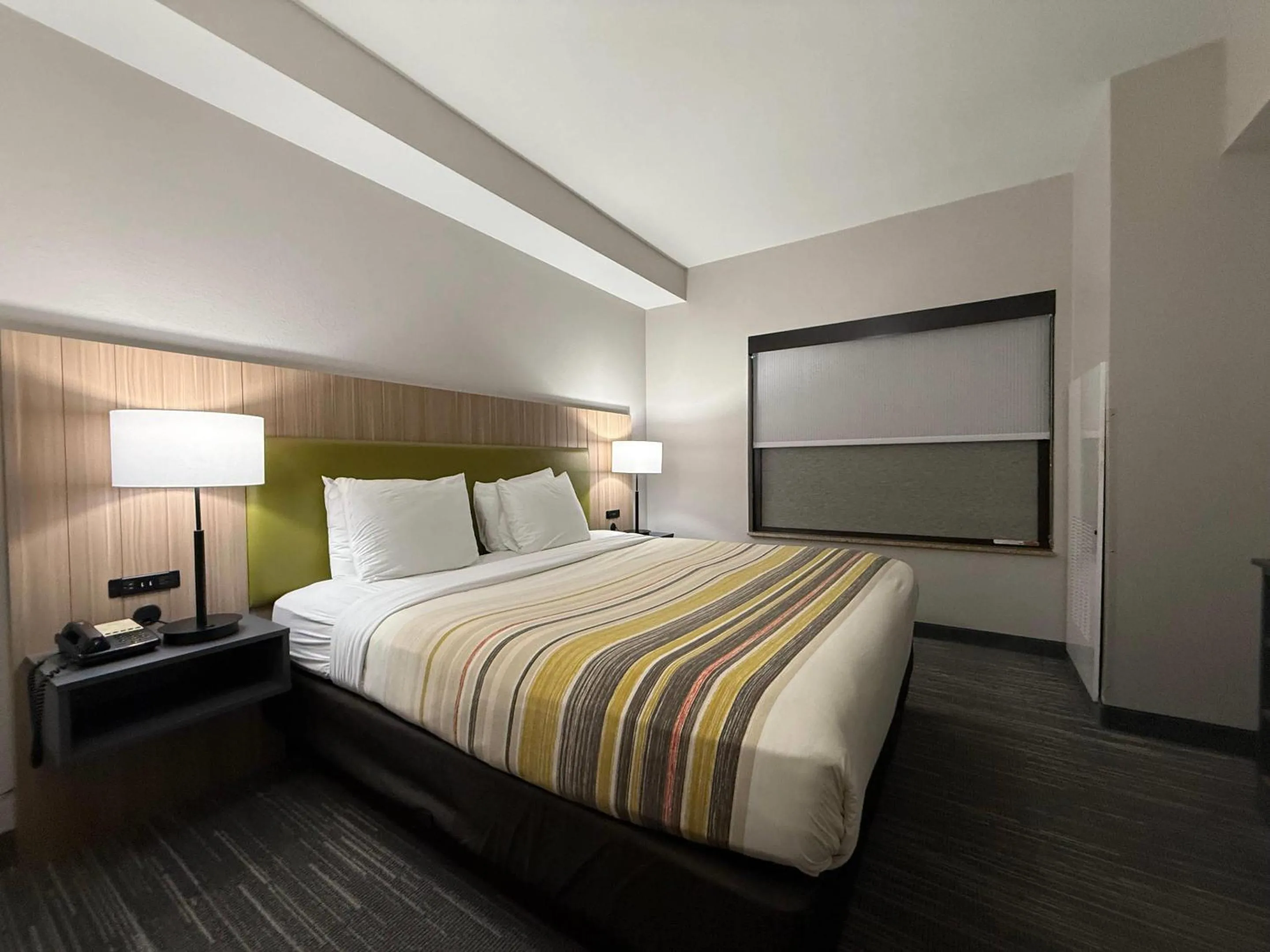 Bed in Country Inn & Suites by Radisson, Harrisburg - Hershey West, PA