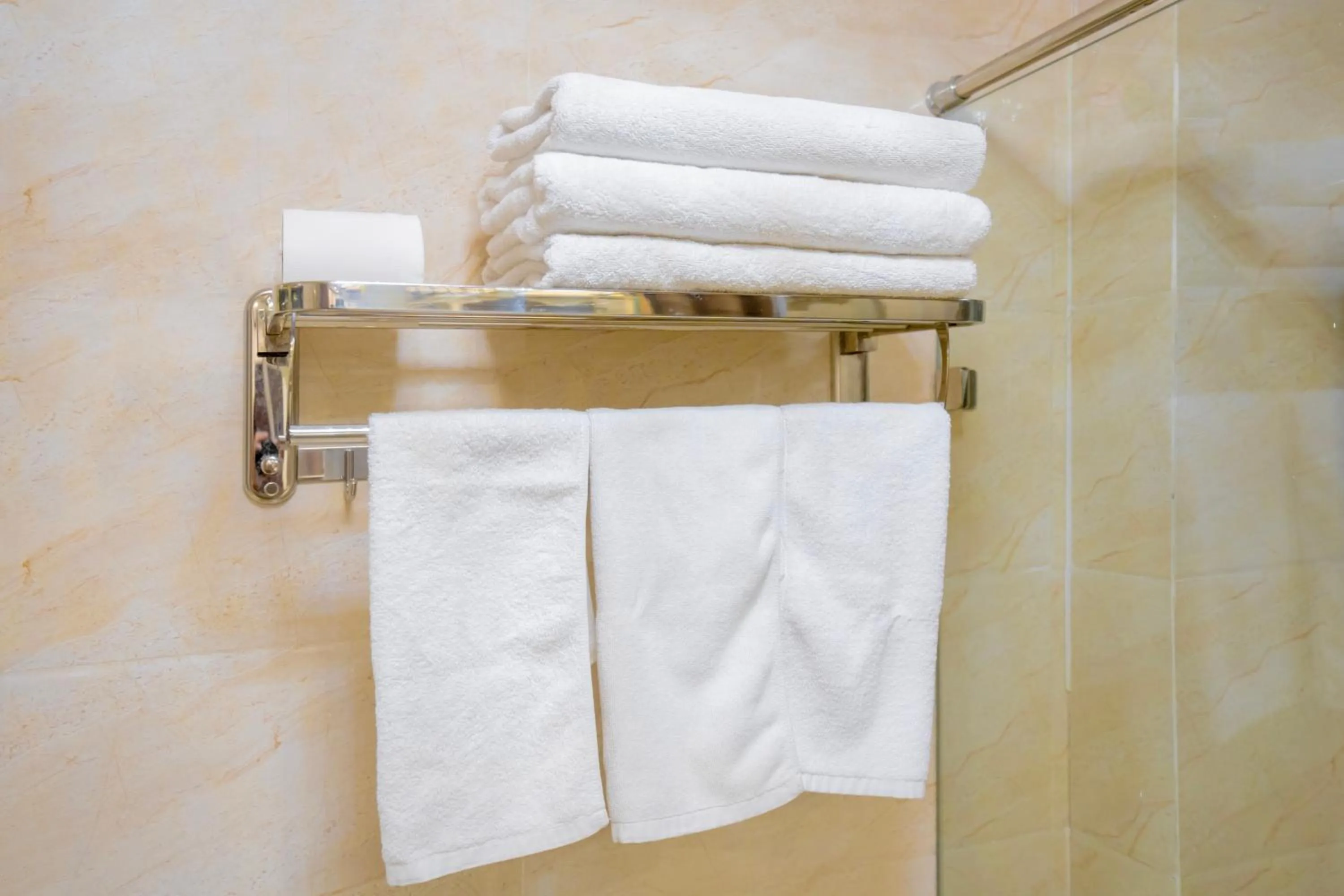 Bathroom in Du Palace Hotel & Travel