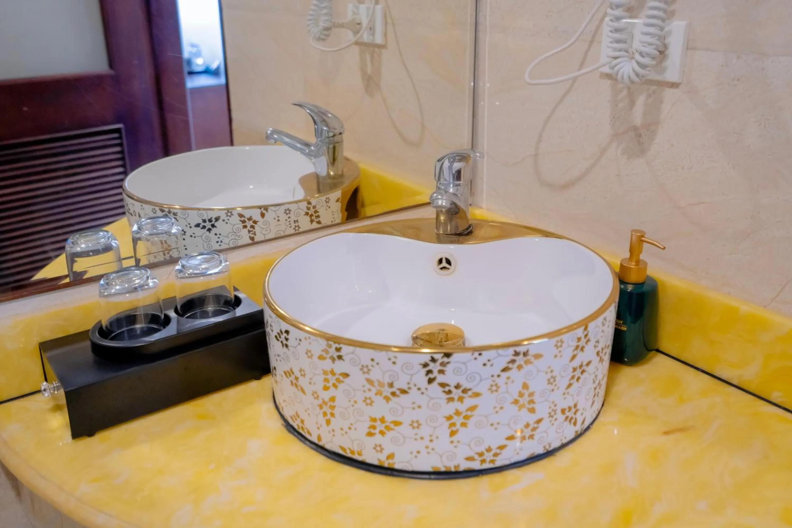 Bathroom in Du Palace Hotel & Travel