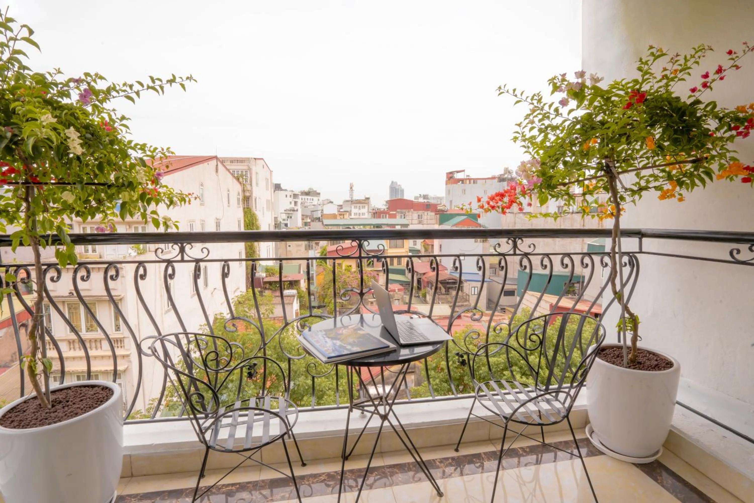 Balcony/Terrace in Du Palace Hotel & Travel