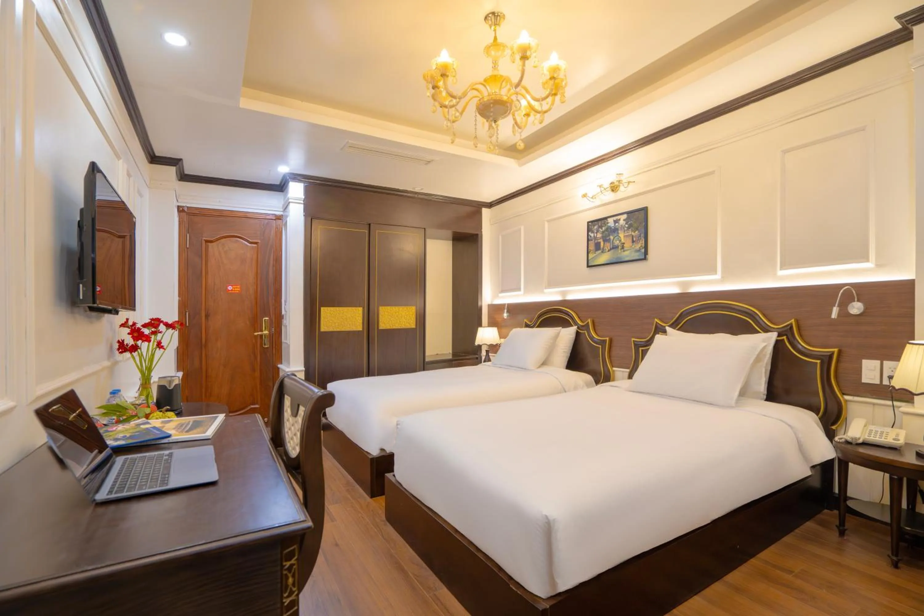 Bed in Du Palace Hotel & Travel