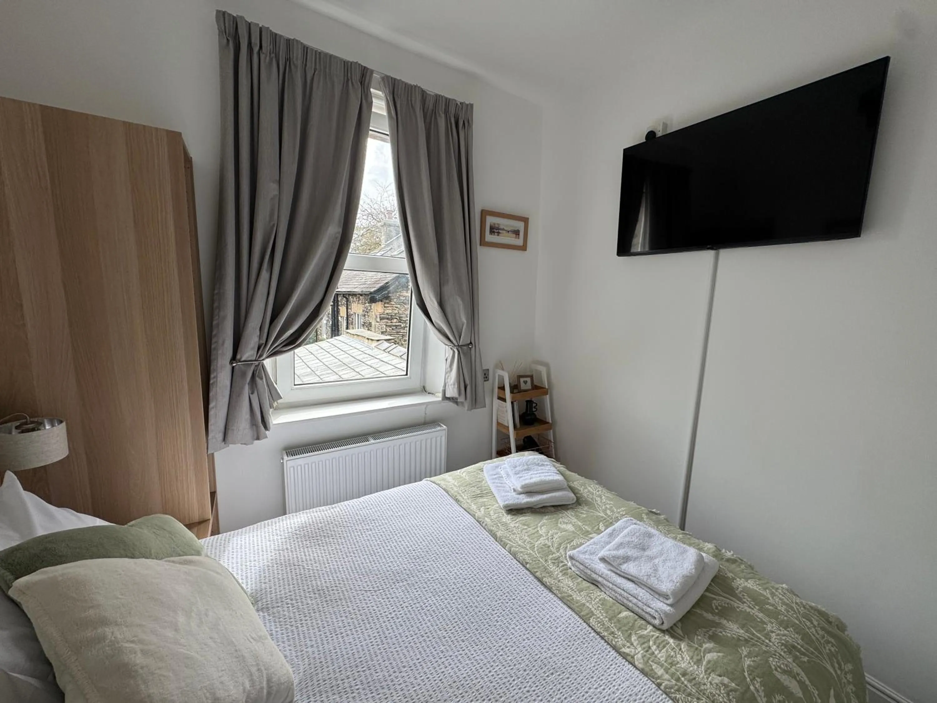 TV and multimedia, Bed in Denecrest Guest House