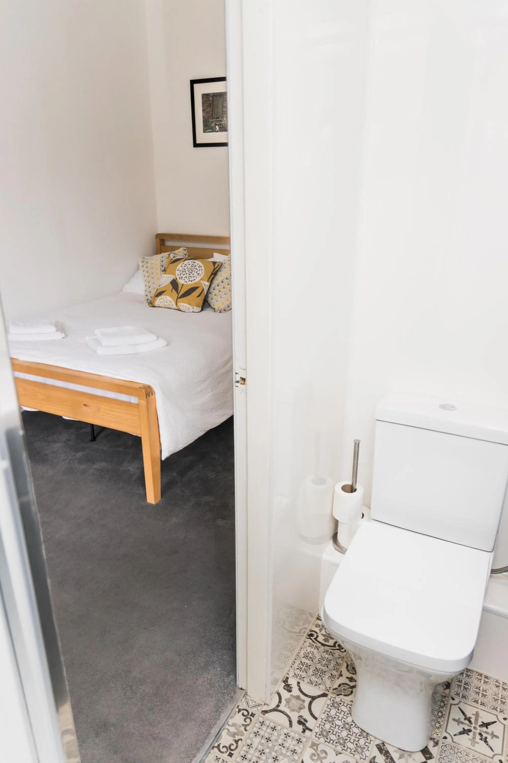Toilet, Bed in Denecrest Guest House