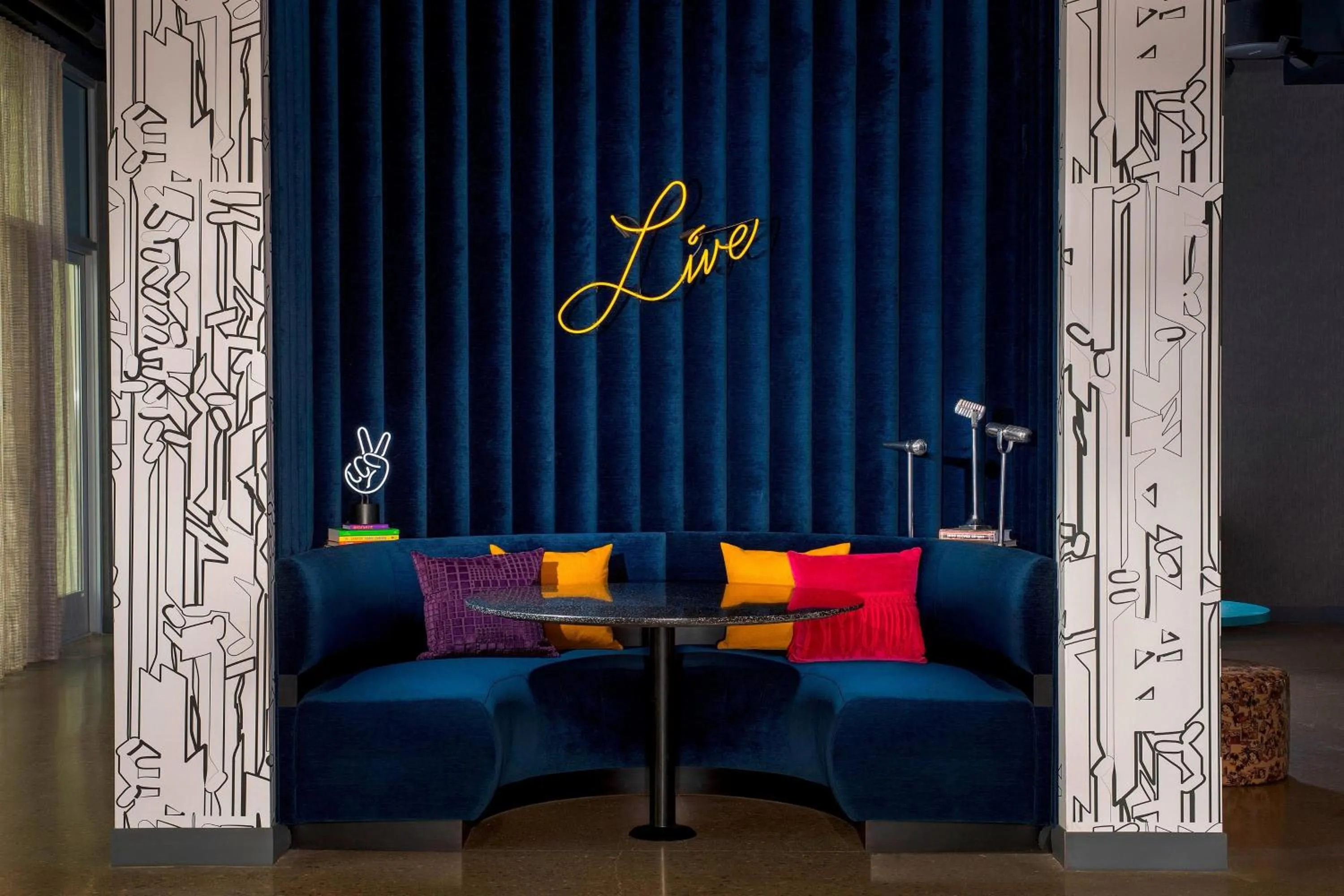 Lounge or bar in Aloft Dublin-Pleasanton