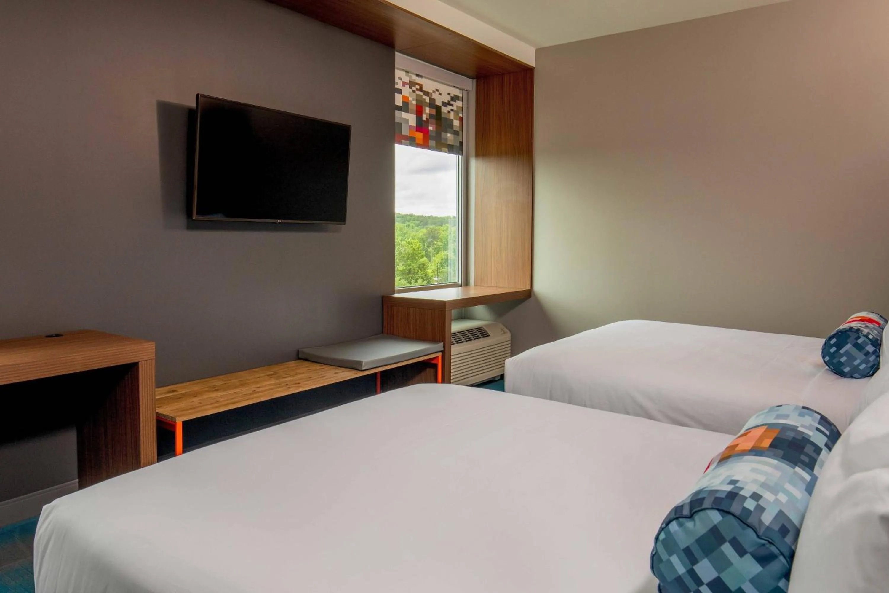 Photo of the whole room, Bed in Aloft Alpharetta