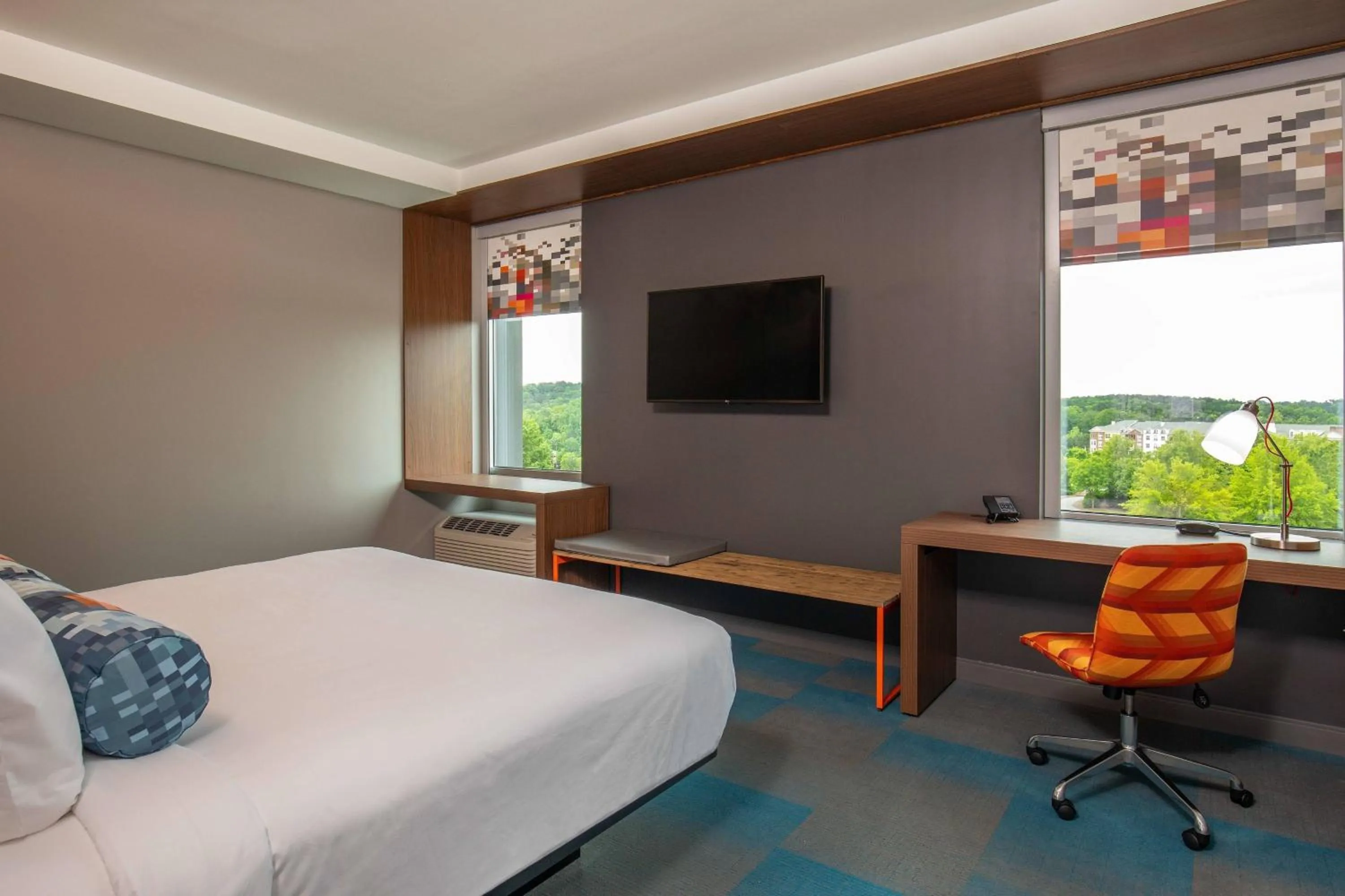 Photo of the whole room, Bed in Aloft Alpharetta
