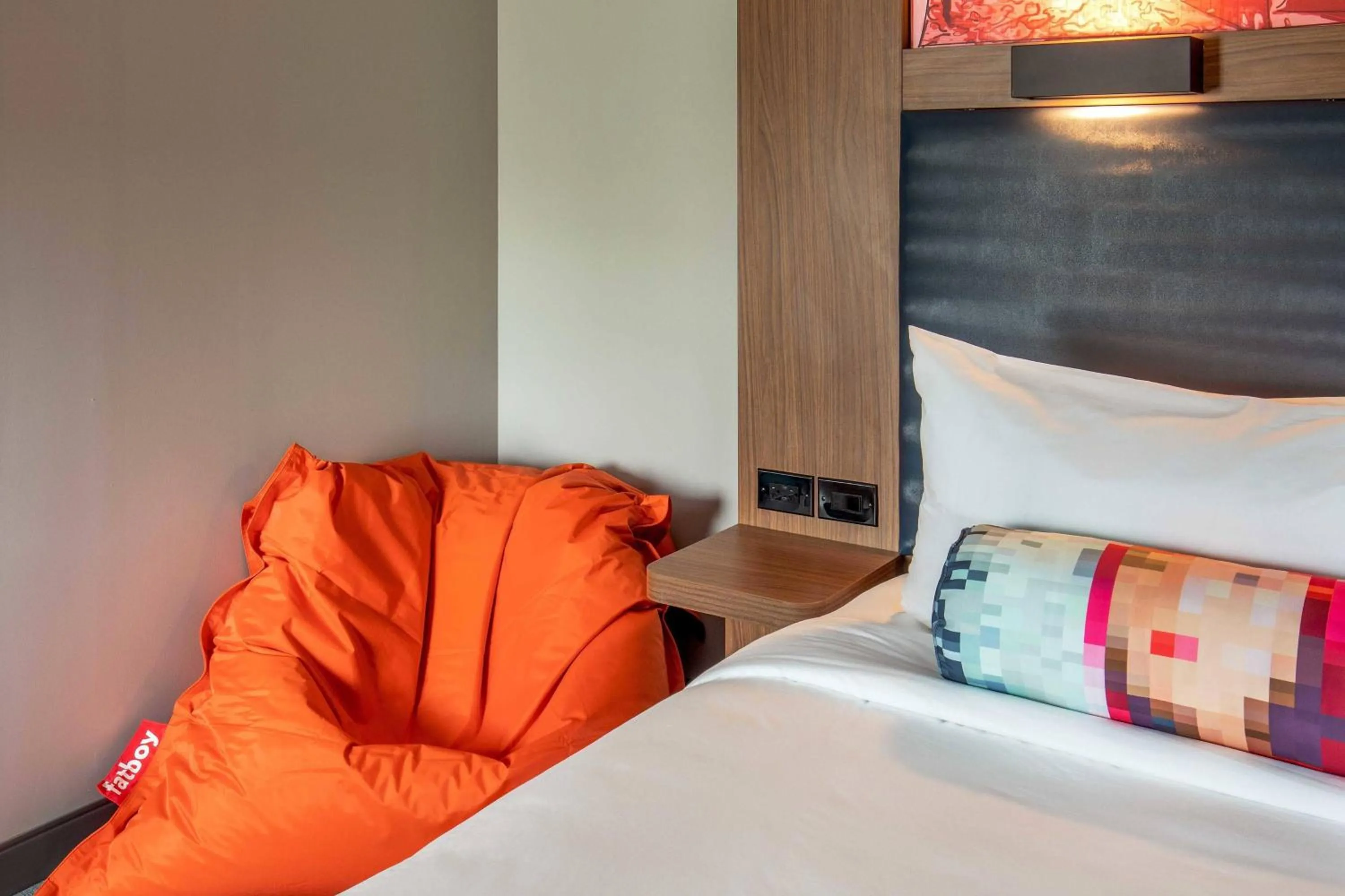 Photo of the whole room, Bed in Aloft Alpharetta