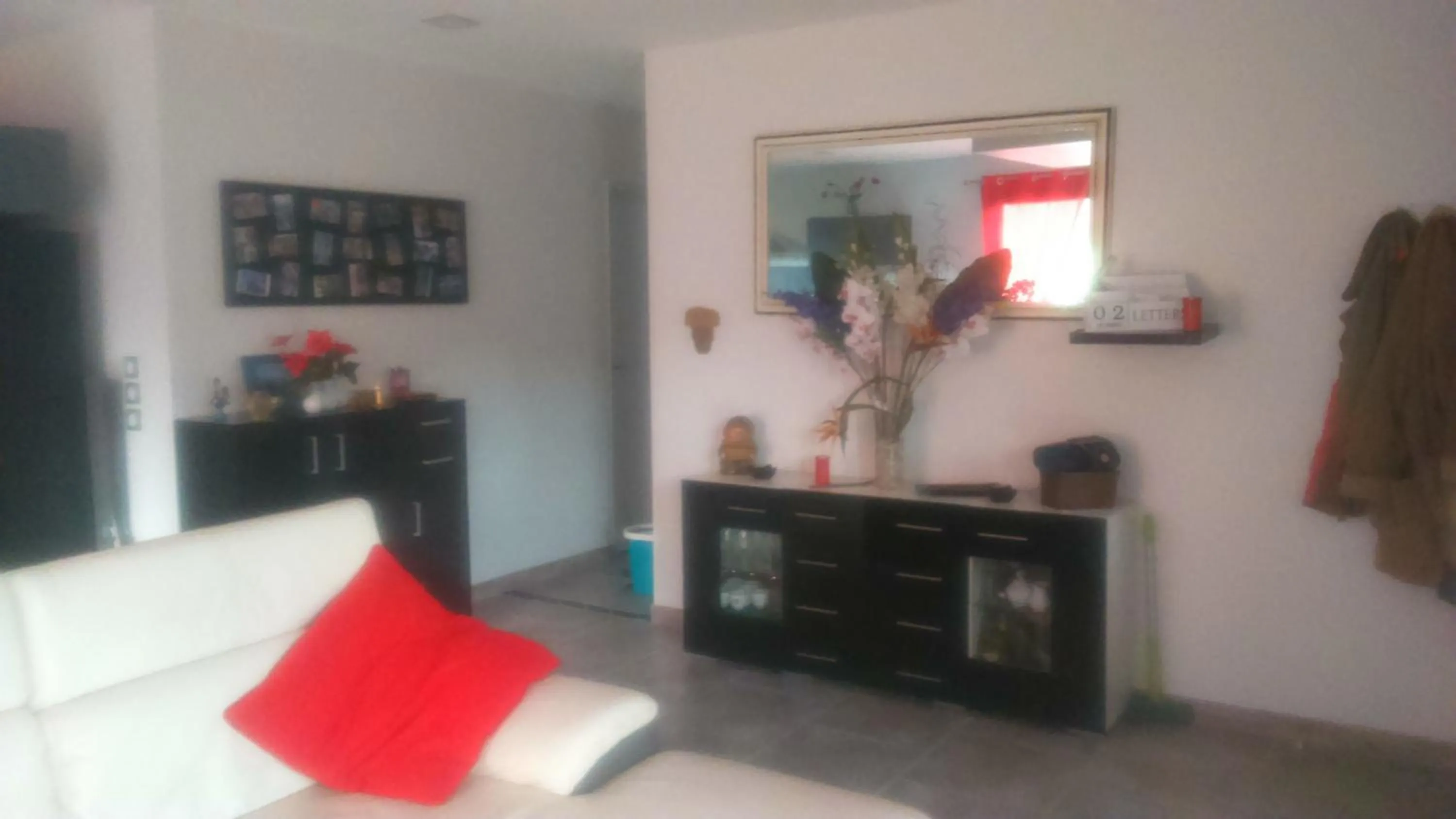 Communal lounge/ TV room in Entre mer et montagne