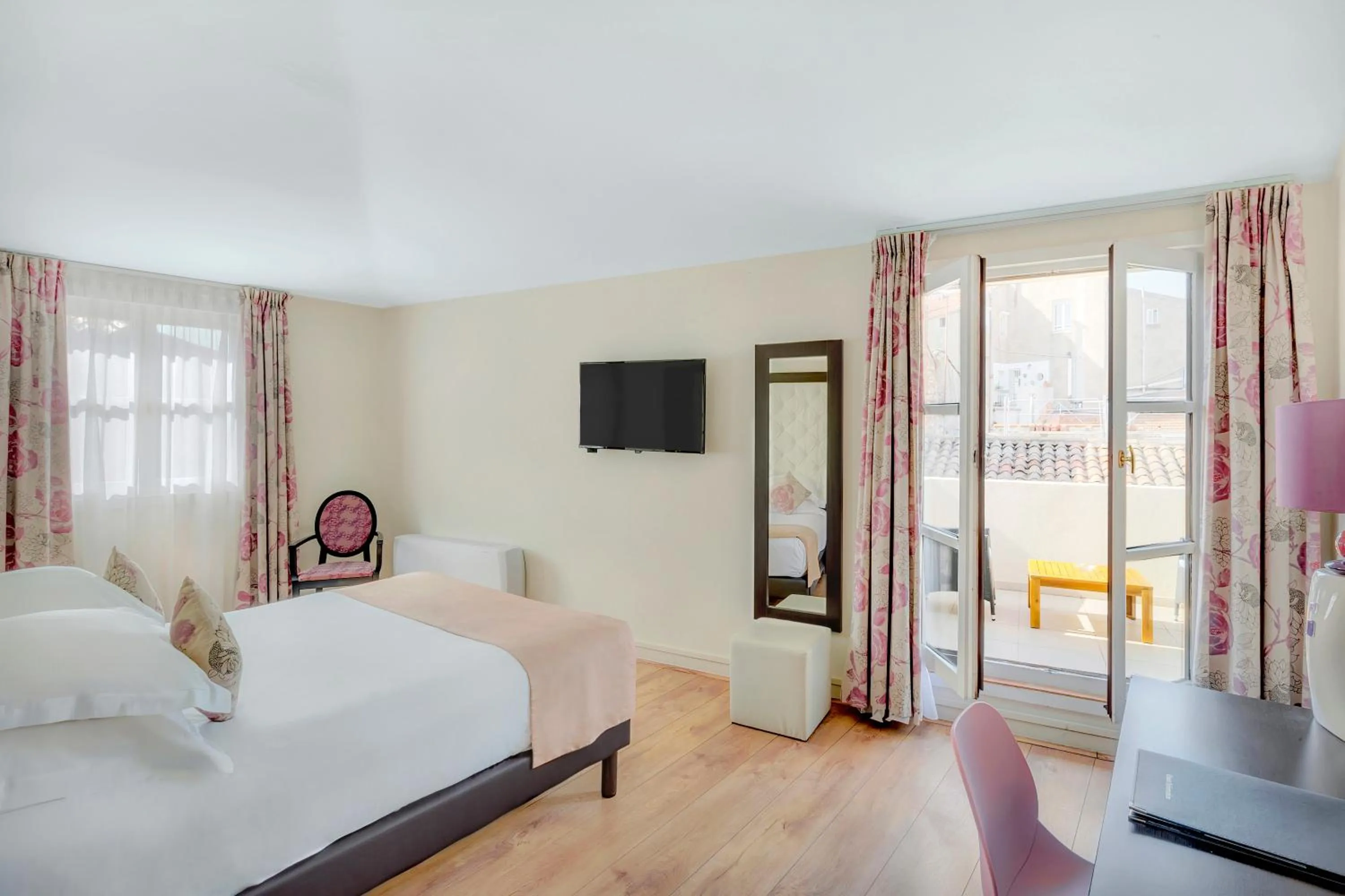 Bed in Best Western Marquis de la Baume