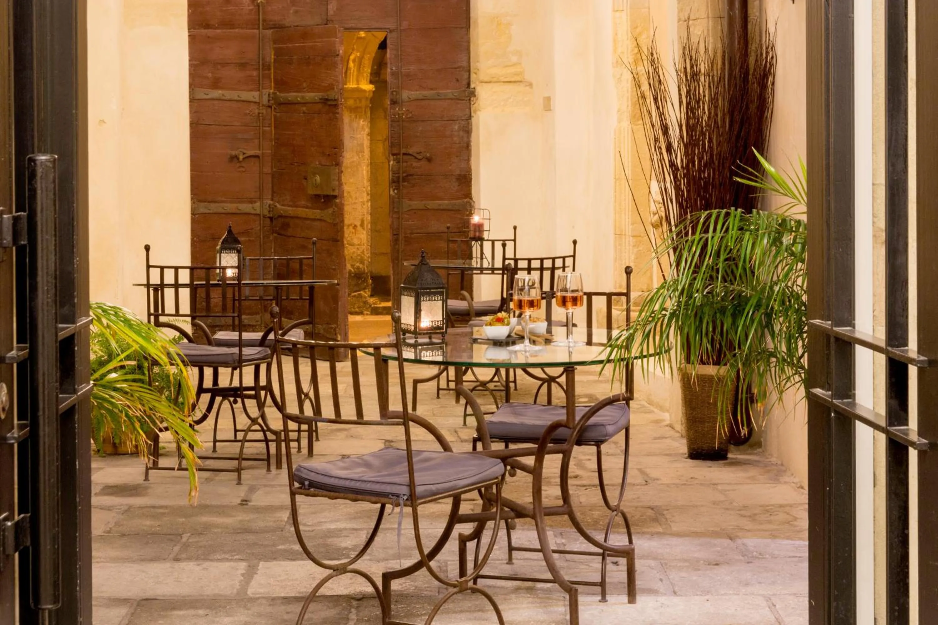 Patio in Best Western Marquis de la Baume