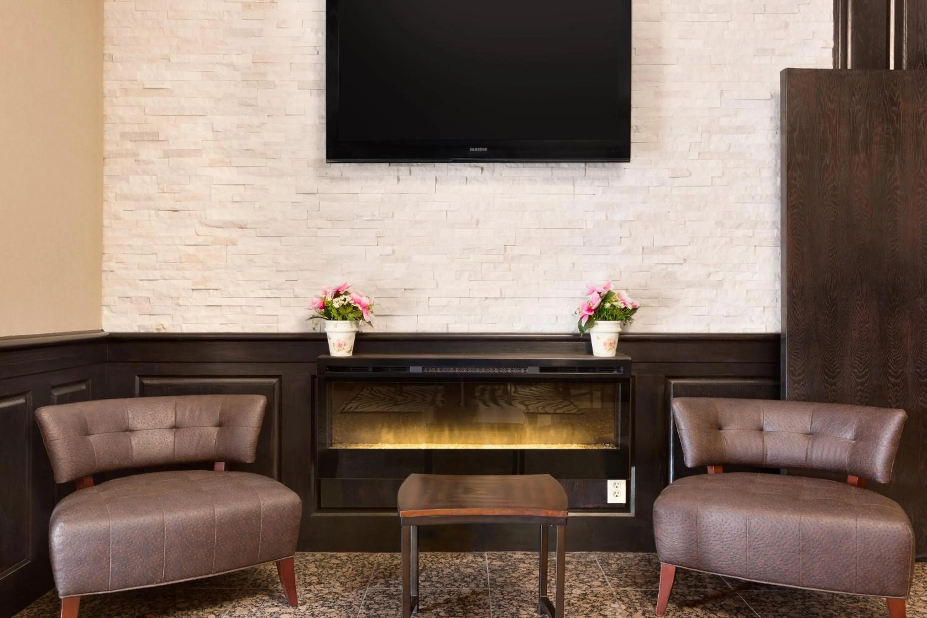 Communal lounge/ TV room in Days Inn by Wyndham Terrace