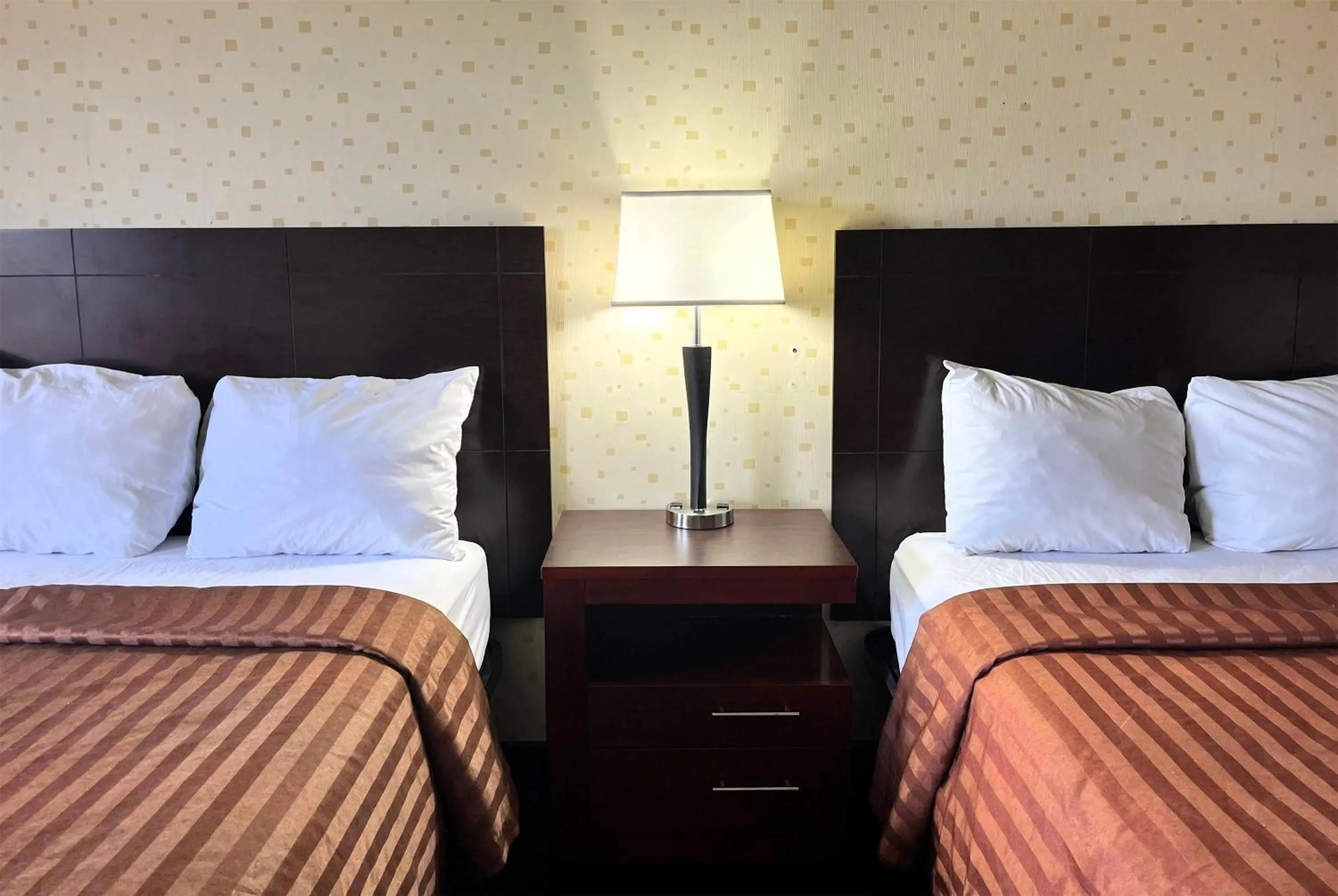 Photo of the whole room, Bed in Travelodge by Wyndham Seymour