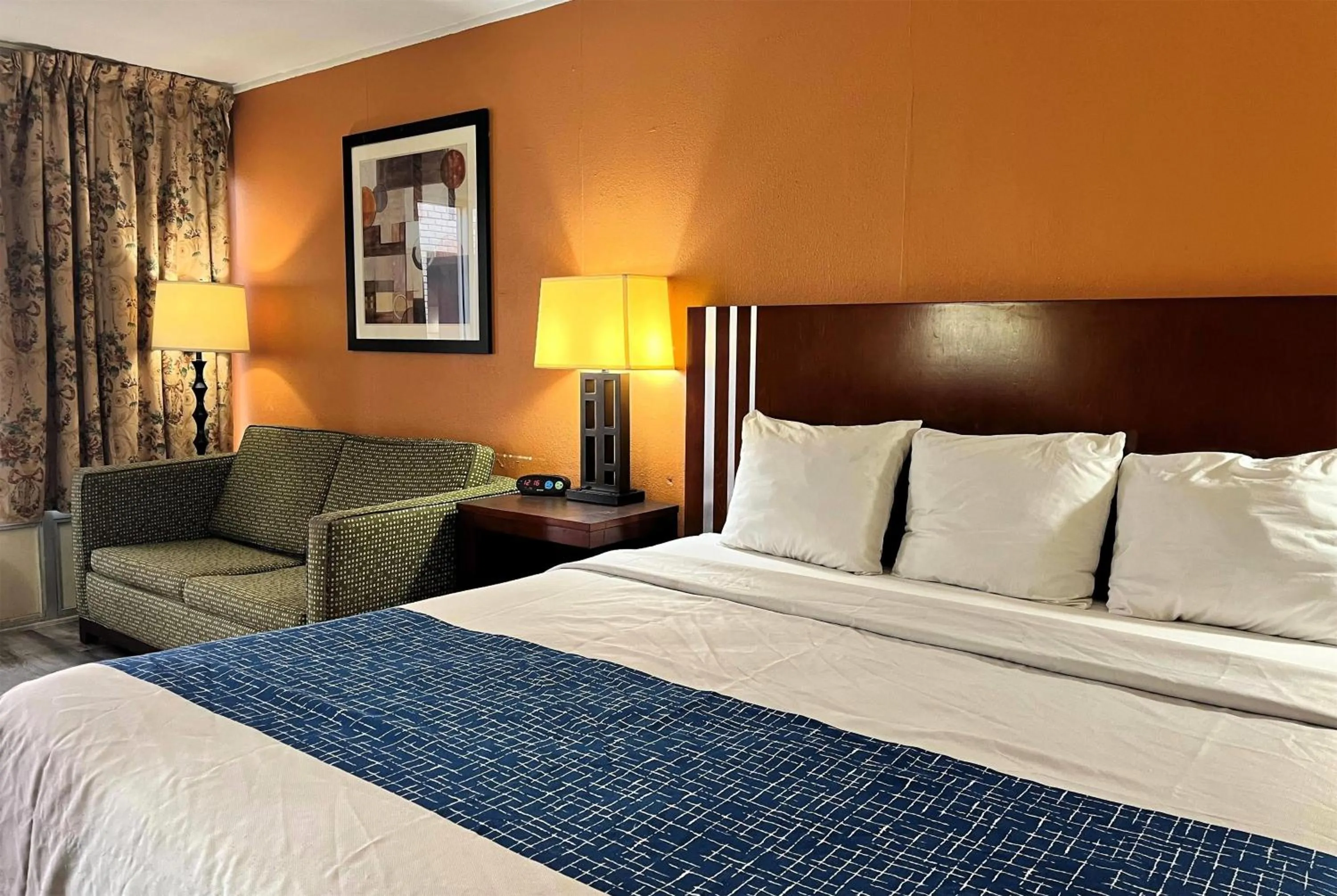 Photo of the whole room, Bed in Travelodge by Wyndham Seymour