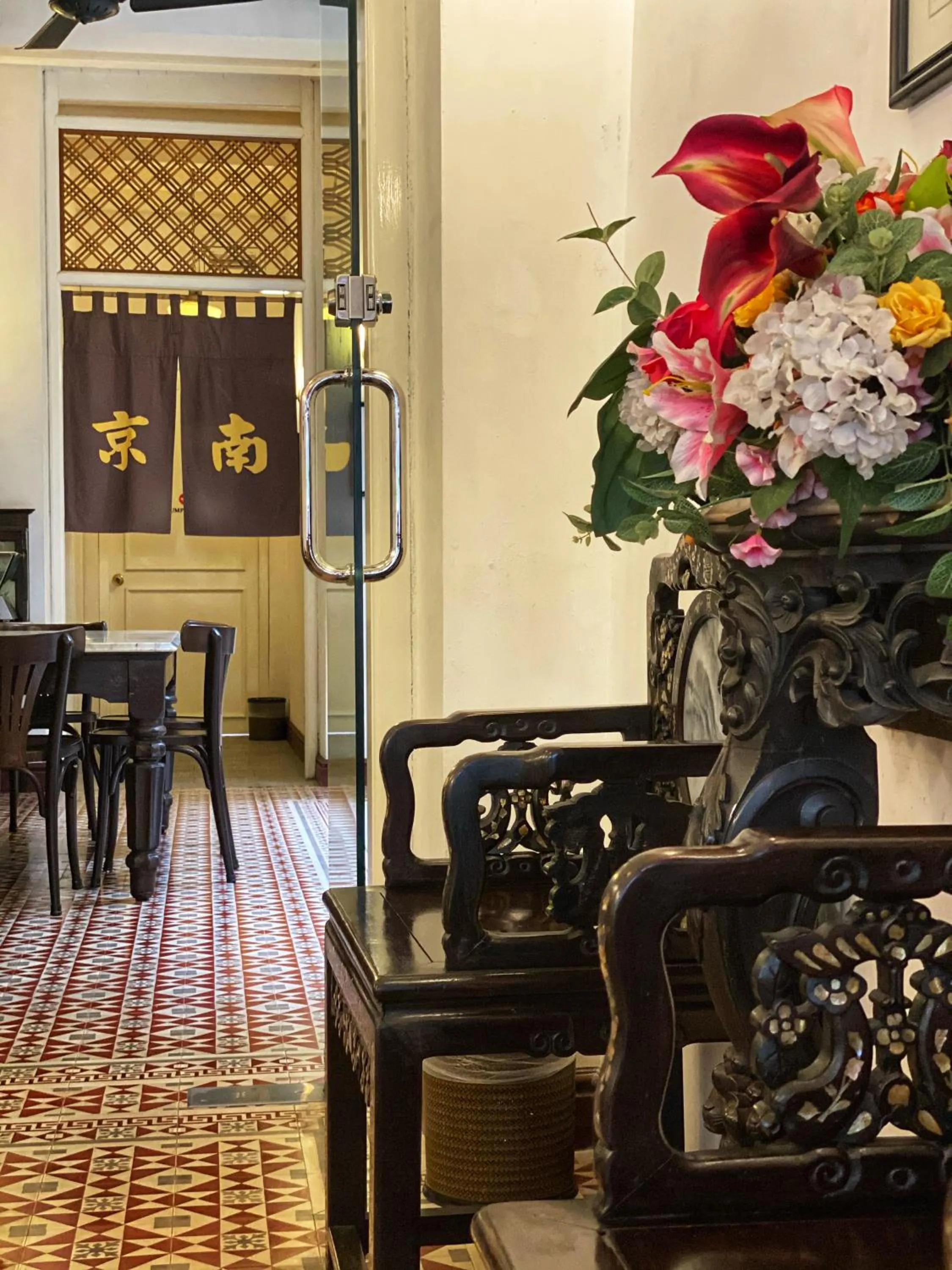 Communal lounge/ TV room in Nam Keng Hotel Penang