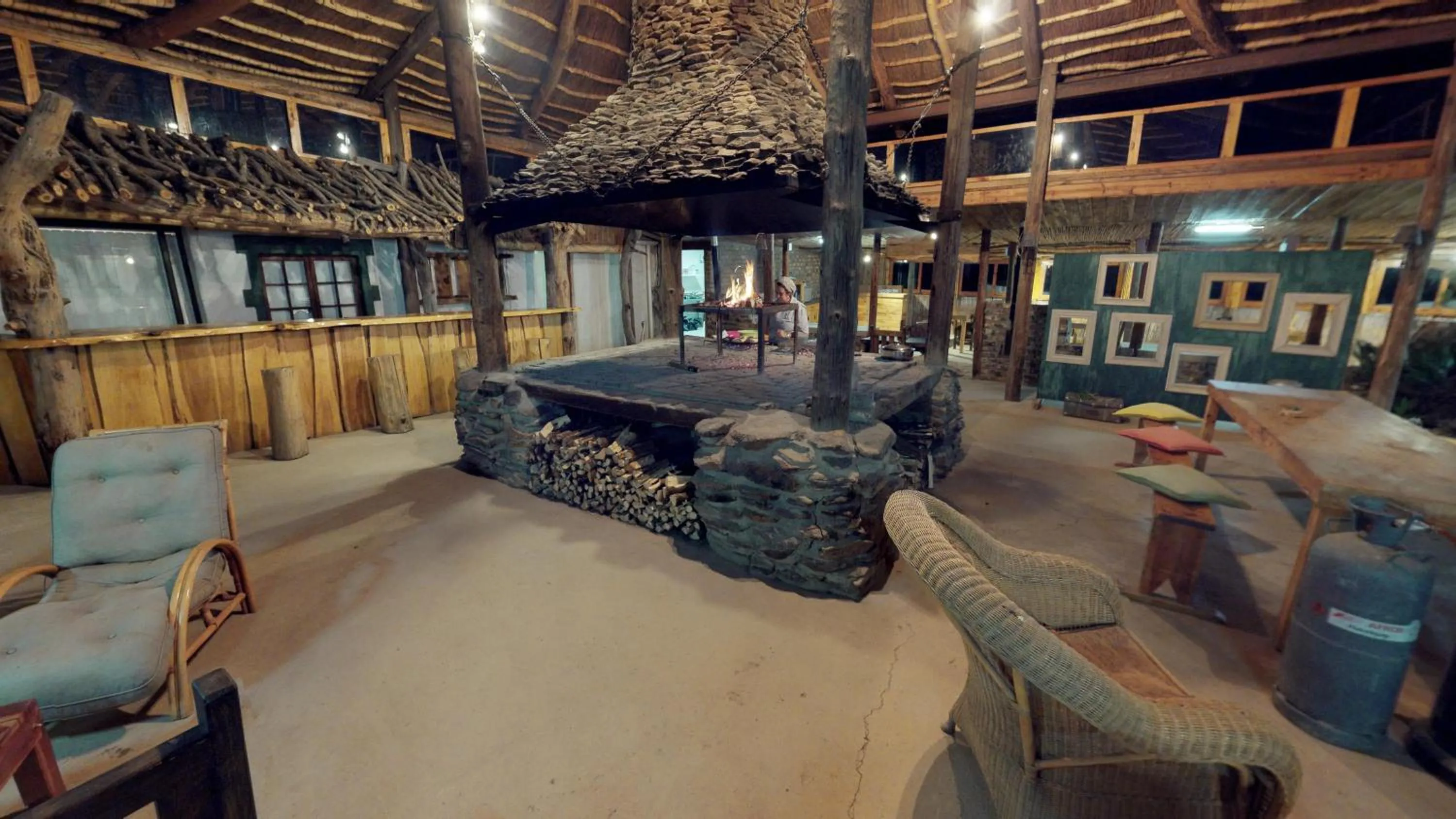 Restaurant/places to eat in Swartberg Pass Cottages - Kobus Se Gat