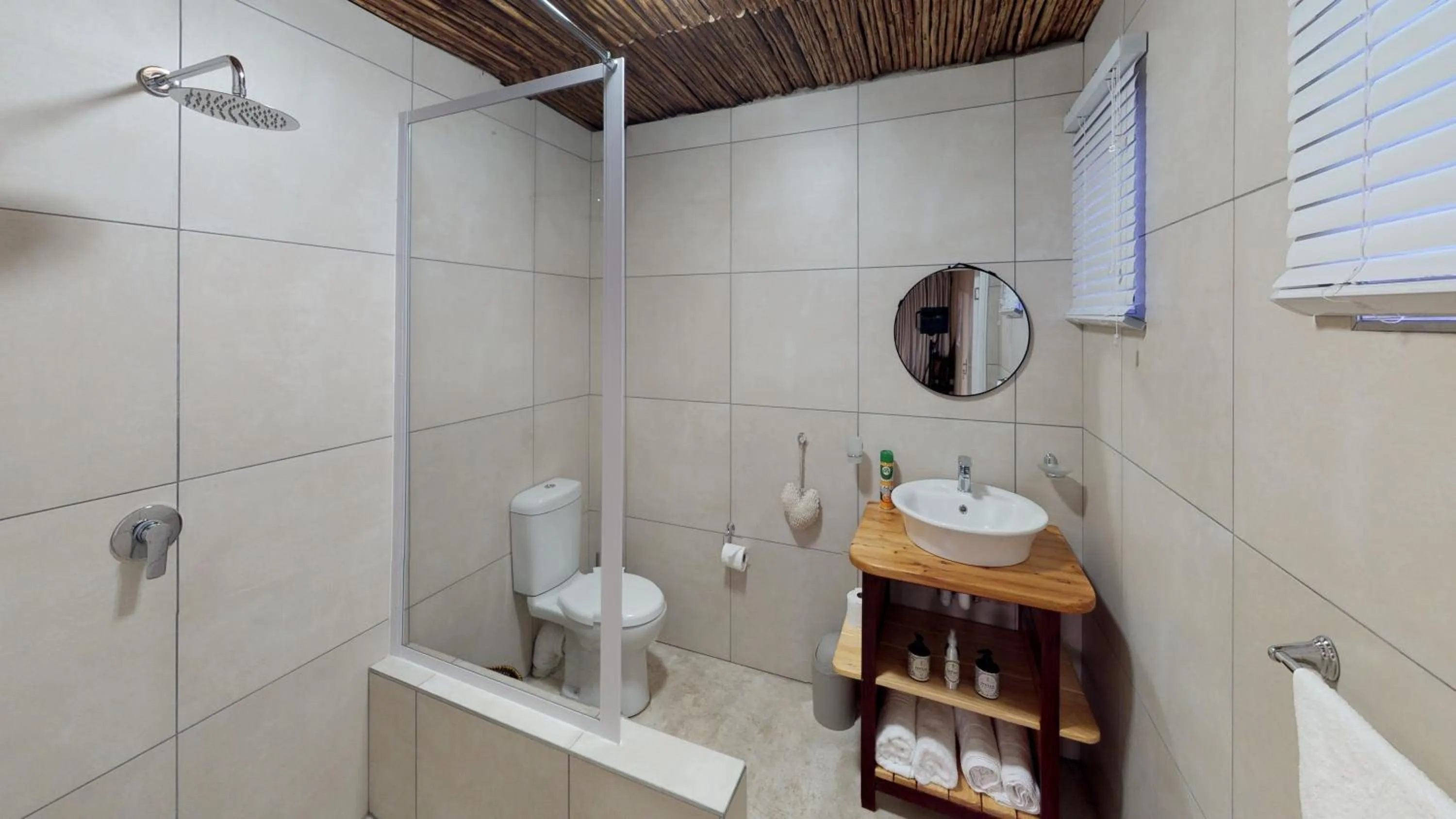 Shower in Swartberg Pass Cottages - Kobus Se Gat