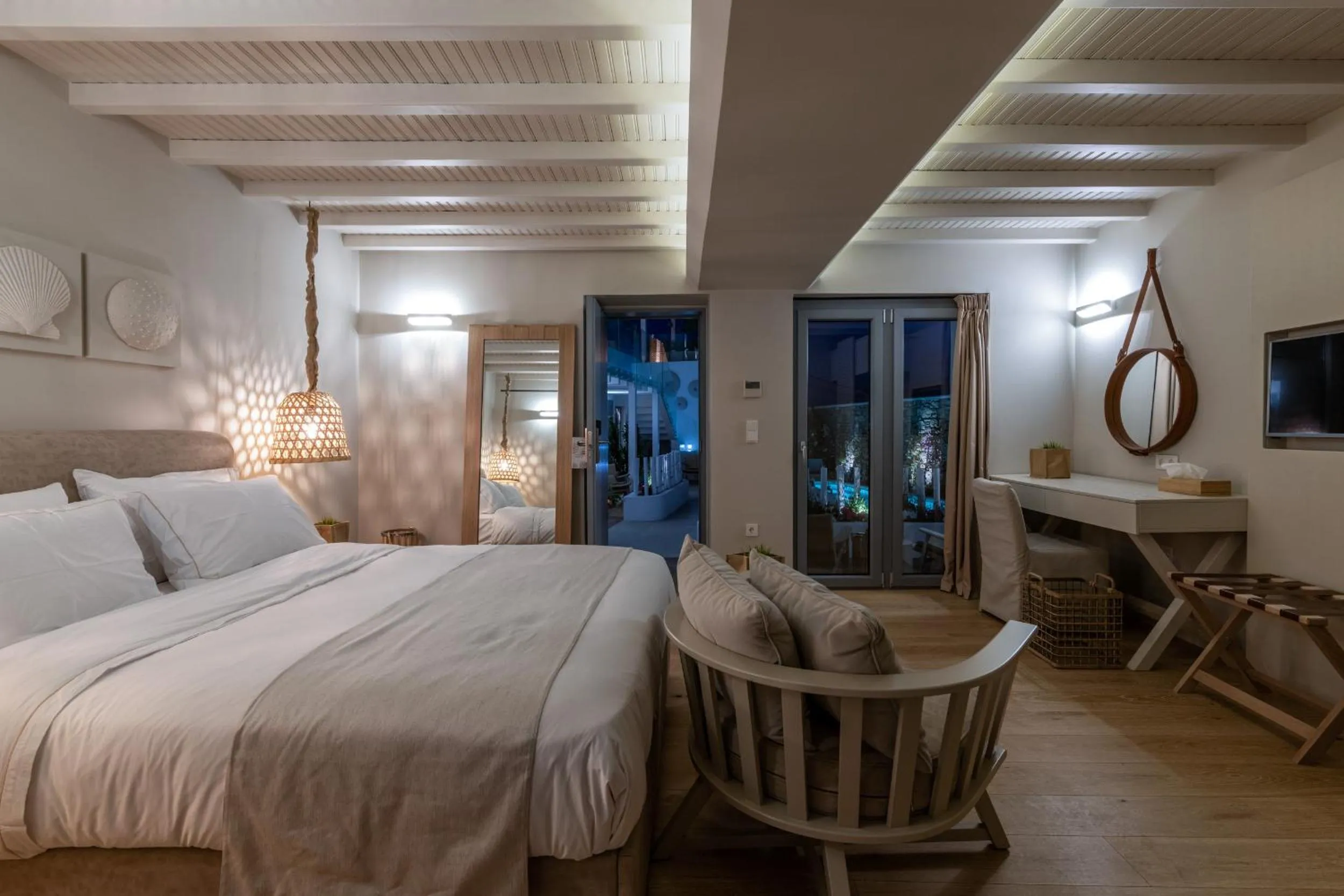 Photo of the whole room, Bed in Oniro Suites