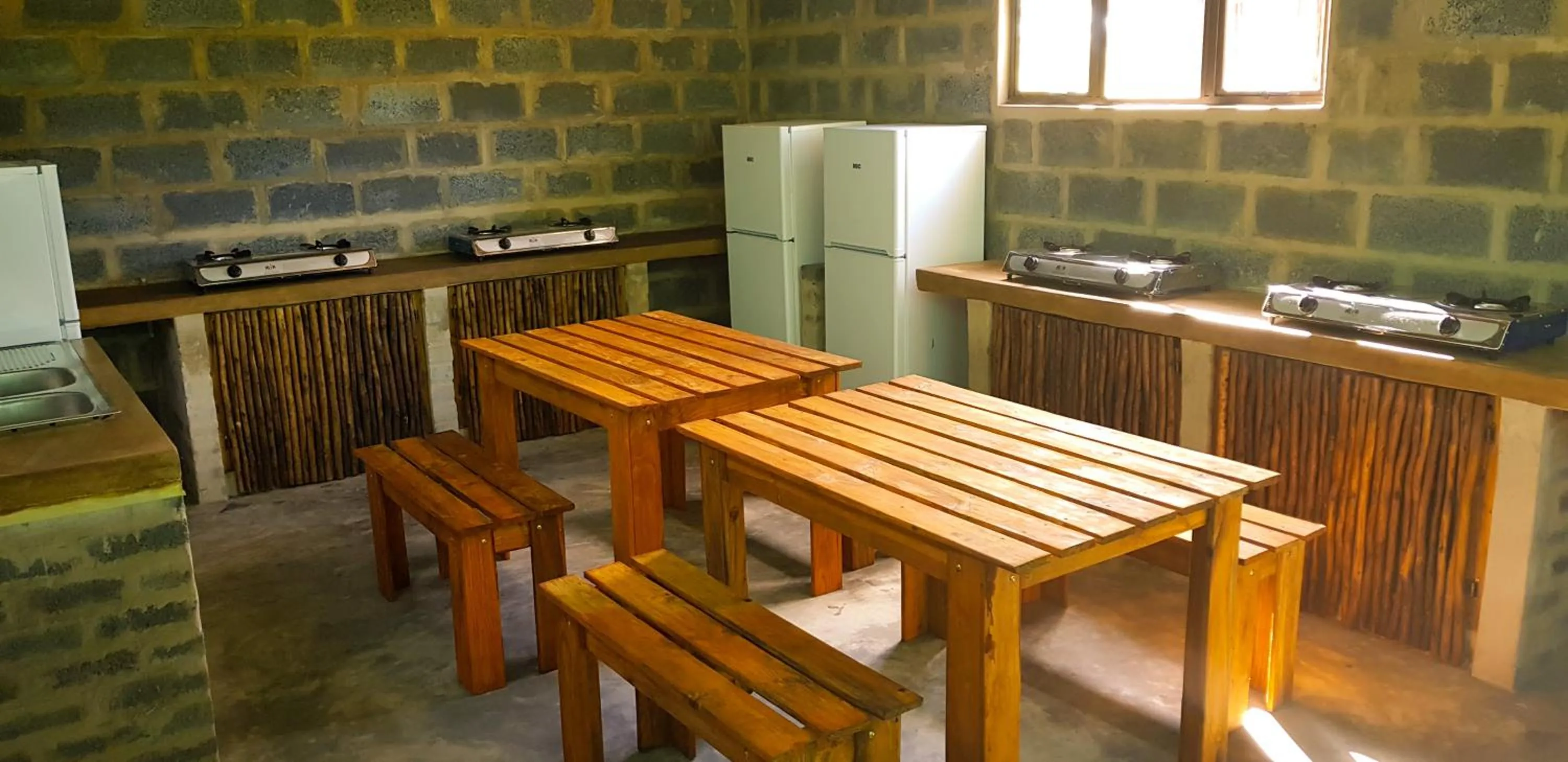Communal kitchen in Kingfisher Bush Lodge