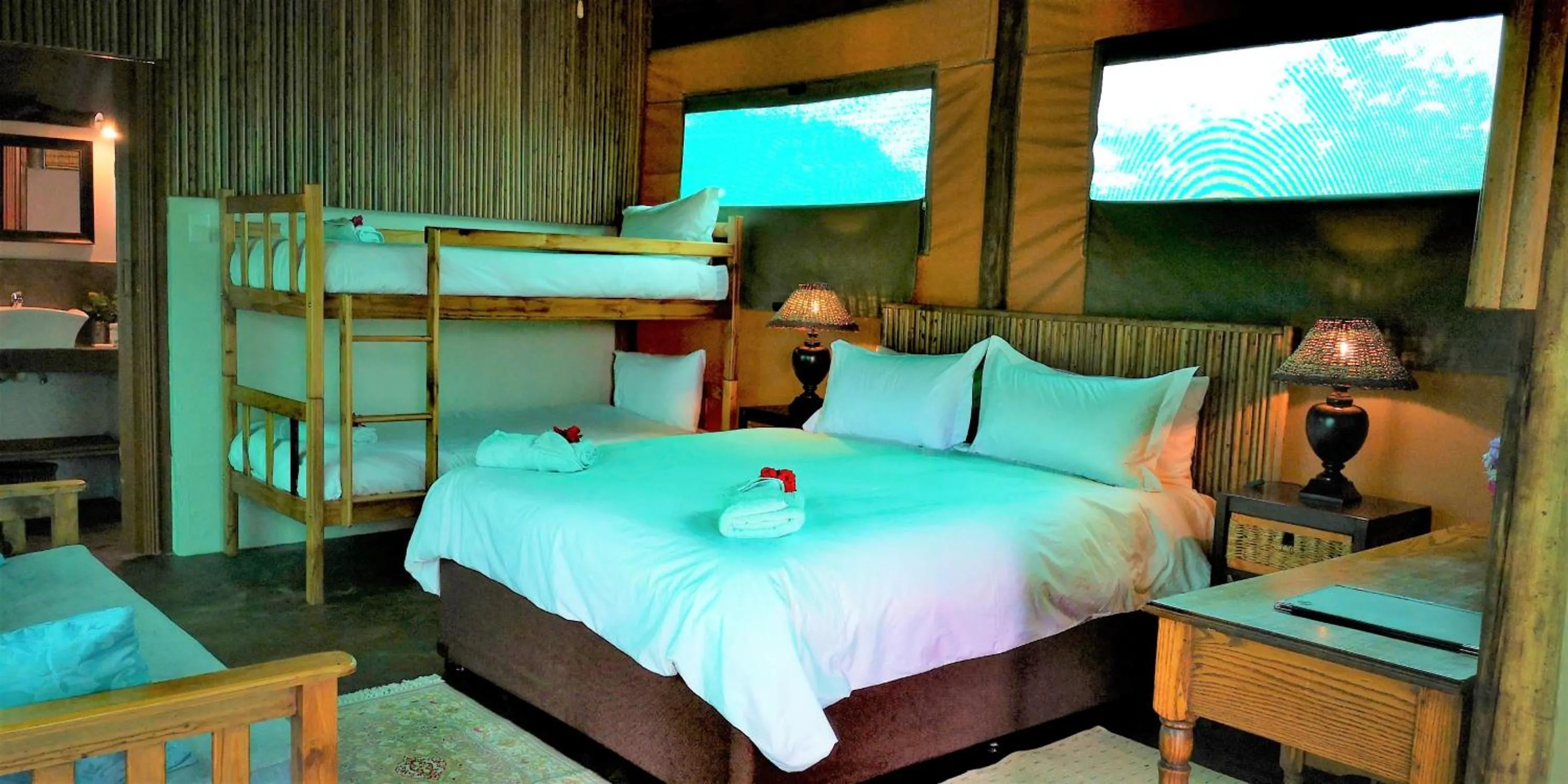 Photo of the whole room, Bed in Kingfisher Bush Lodge