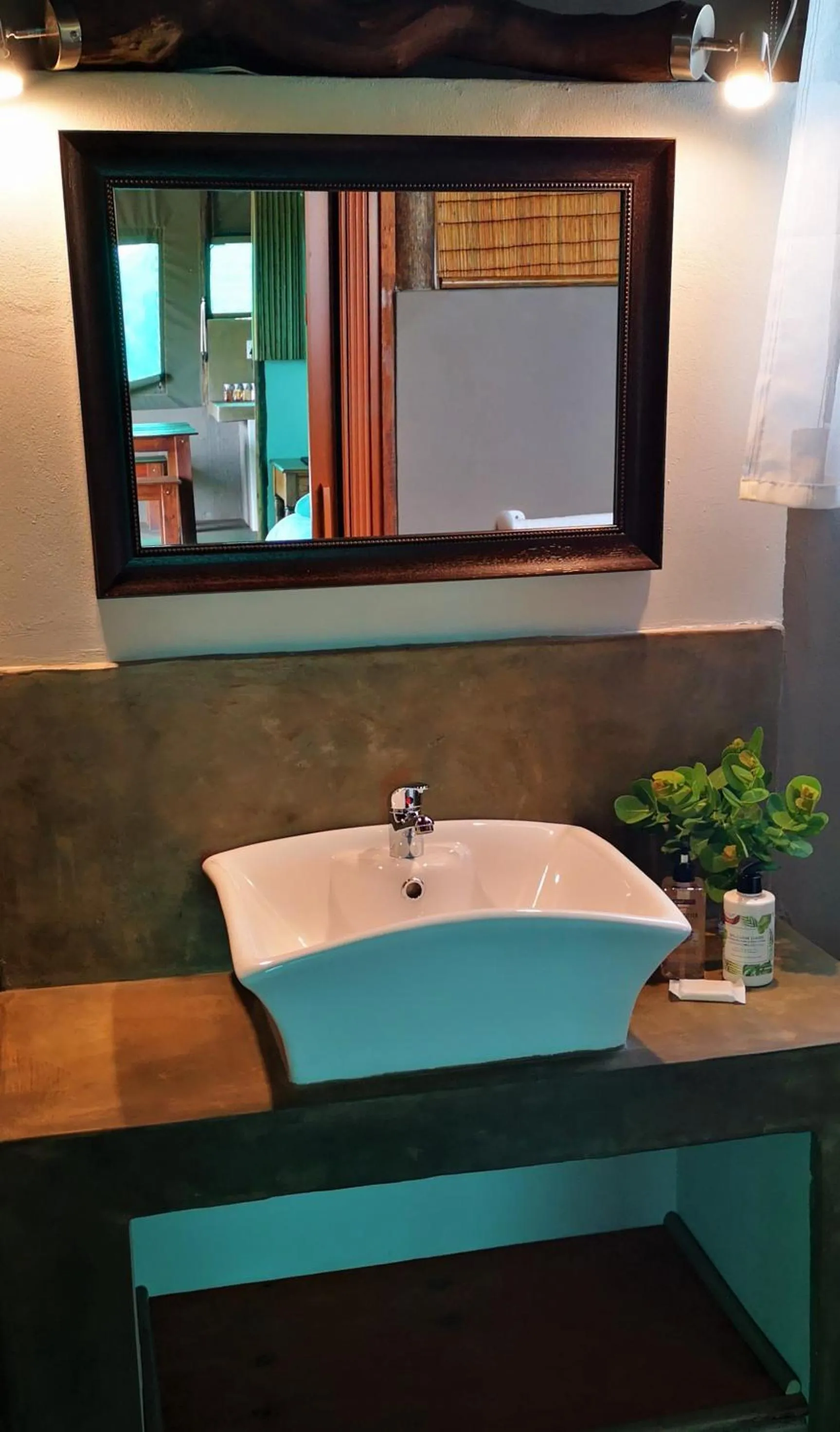 Bathroom in Kingfisher Bush Lodge