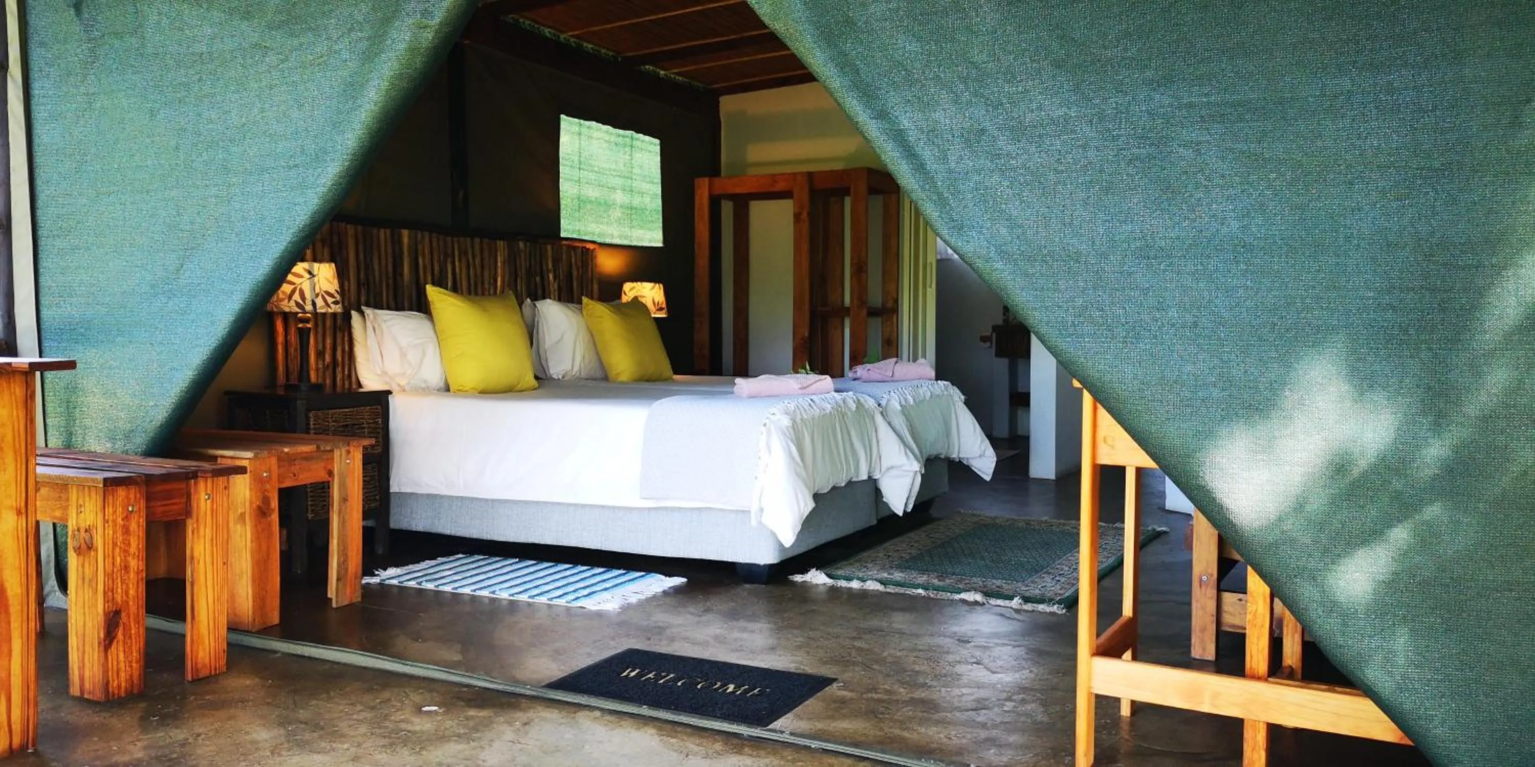 Photo of the whole room, Bed in Kingfisher Bush Lodge