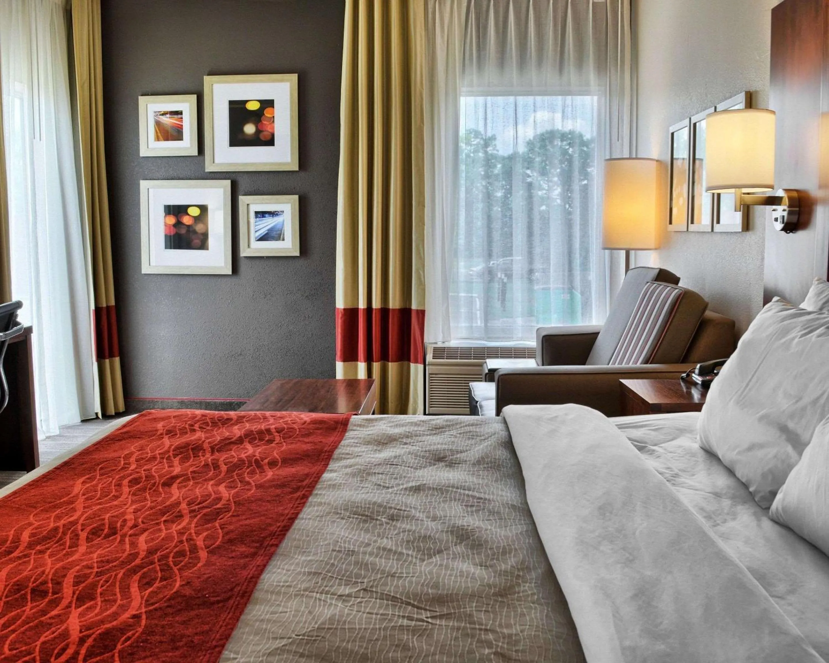 Photo of the whole room, Bed in Comfort Inn Ruther Glen near Kings Dominion