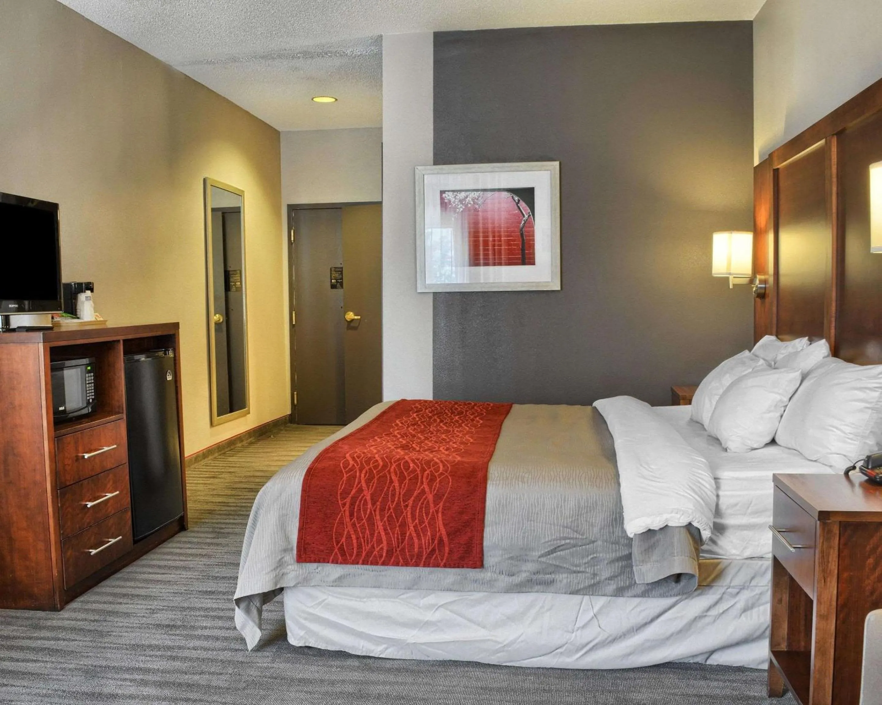 Photo of the whole room, Bed in Comfort Inn Ruther Glen near Kings Dominion