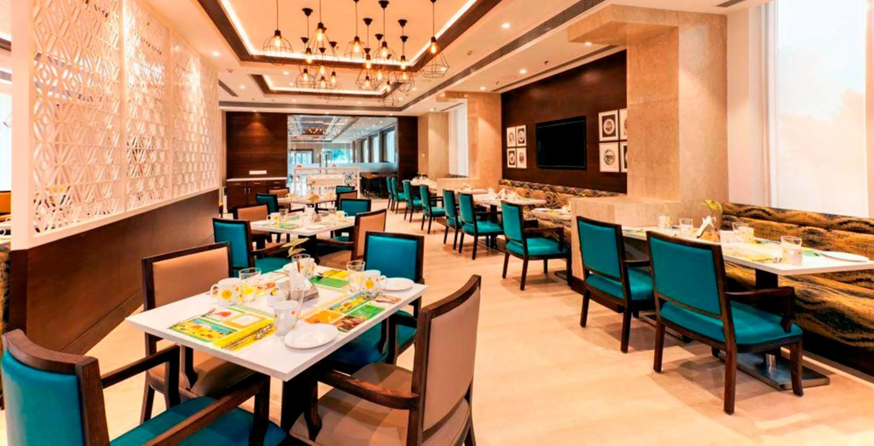 Restaurant/places to eat in Lemon Tree Hotel Lucknow