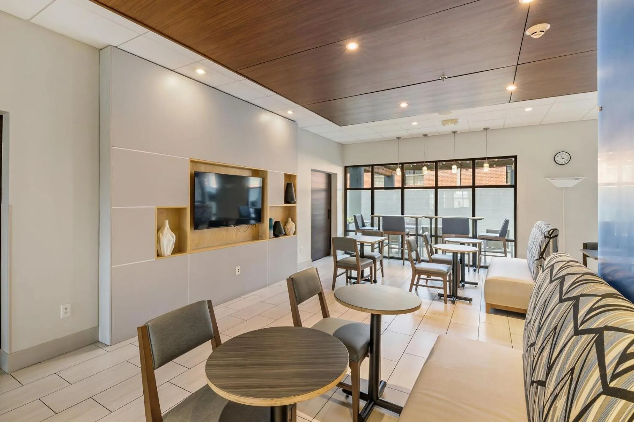 Breakfast in Holiday Inn Express & Suites White Hall by IHG