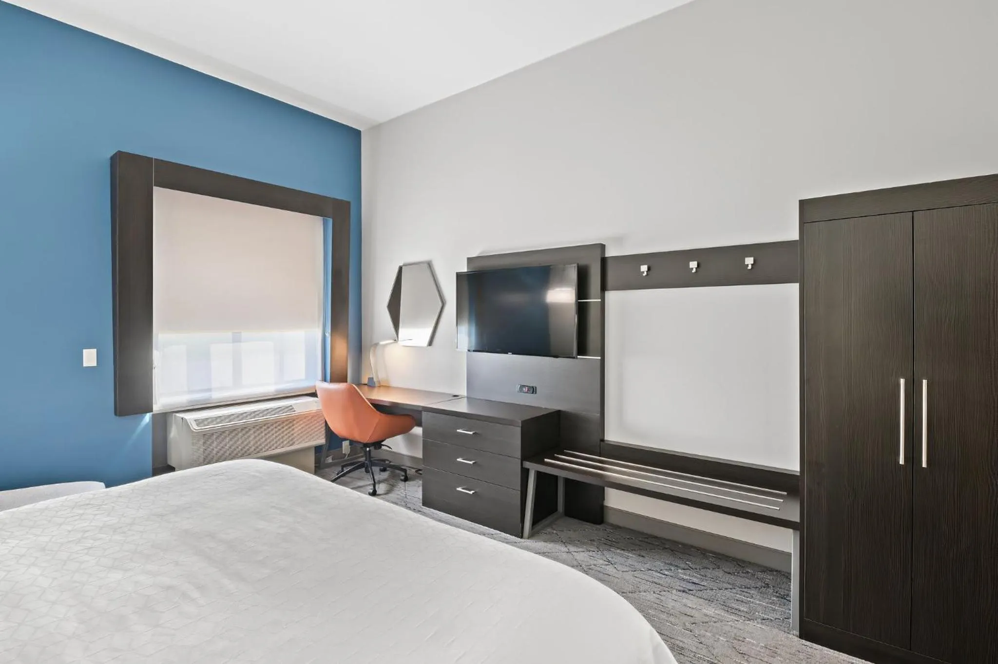 Photo of the whole room, Bed in Holiday Inn Express & Suites White Hall by IHG