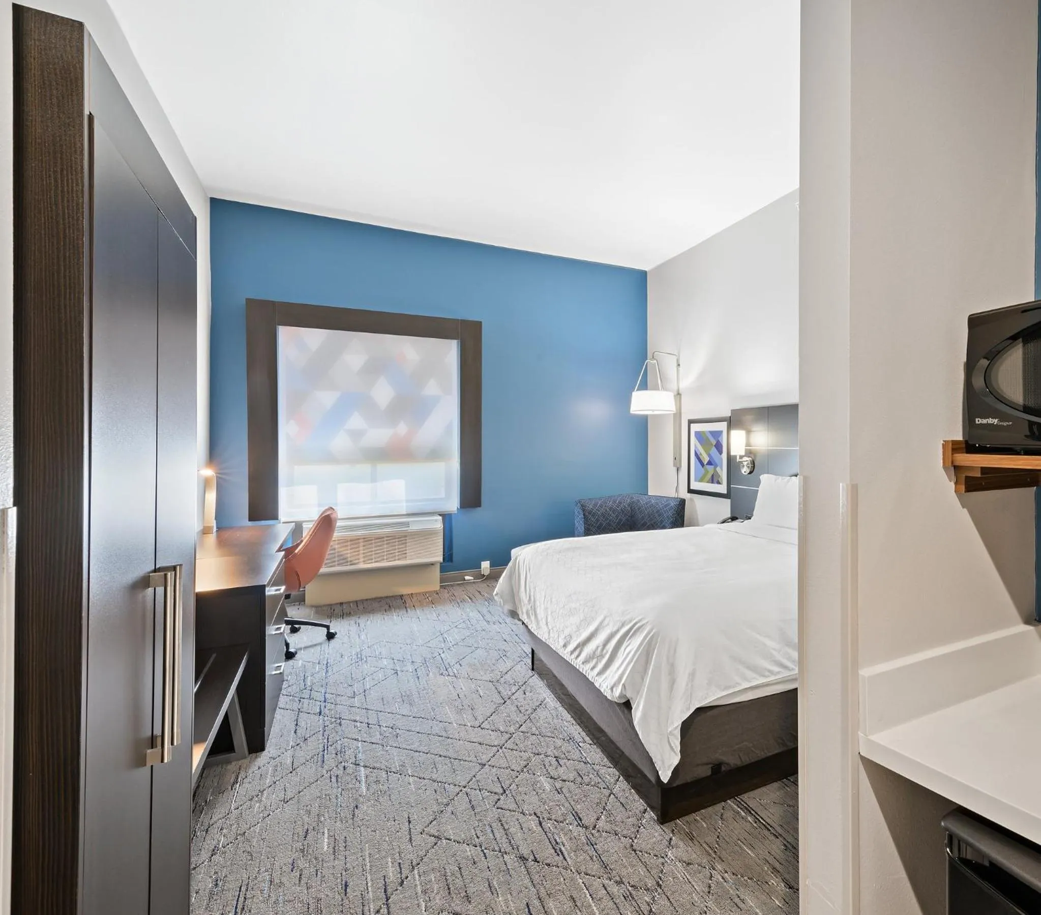 Photo of the whole room, Bed in Holiday Inn Express & Suites White Hall by IHG