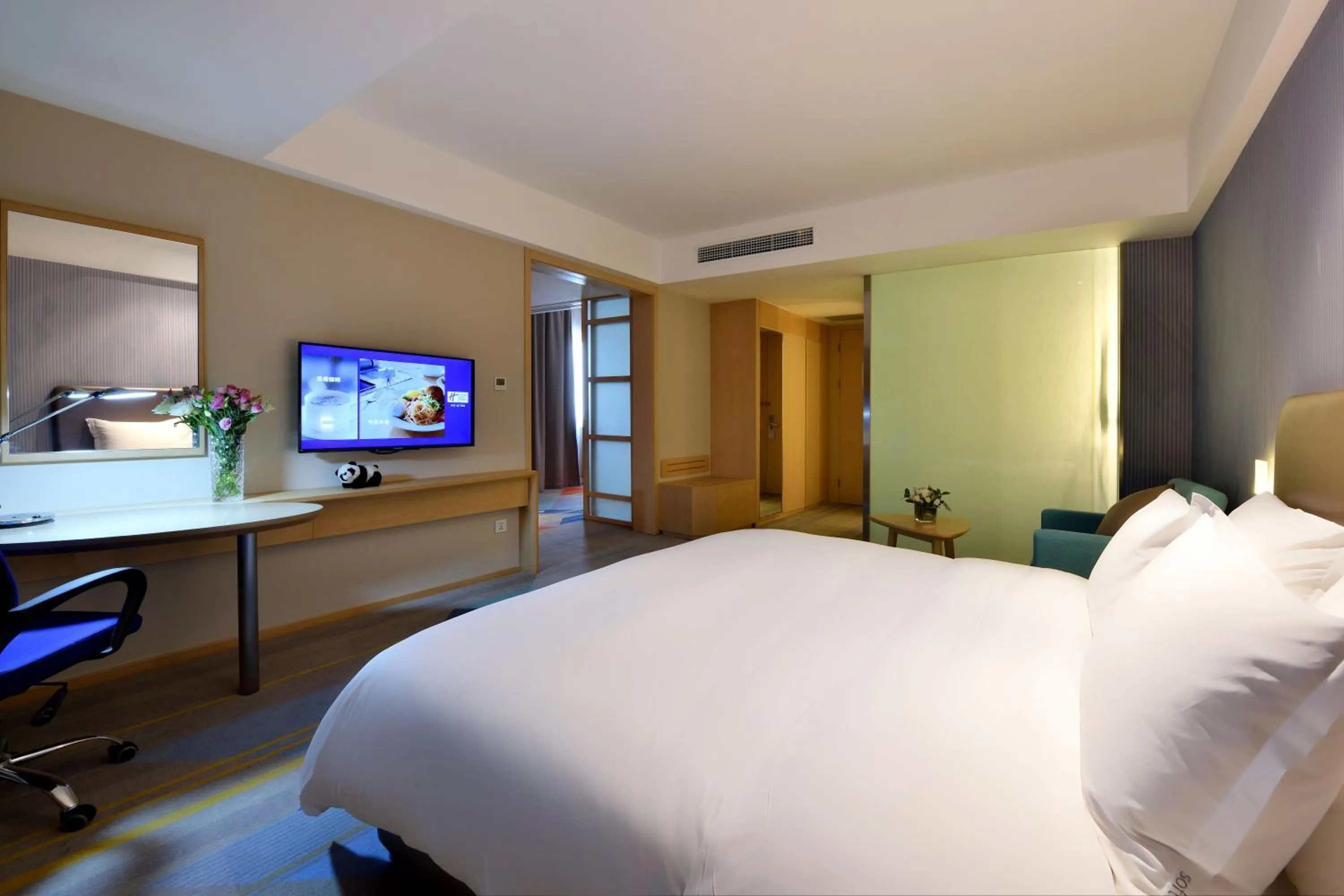 Photo of the whole room, Bed in Holiday Inn Express Chengdu Tianhe by IHG