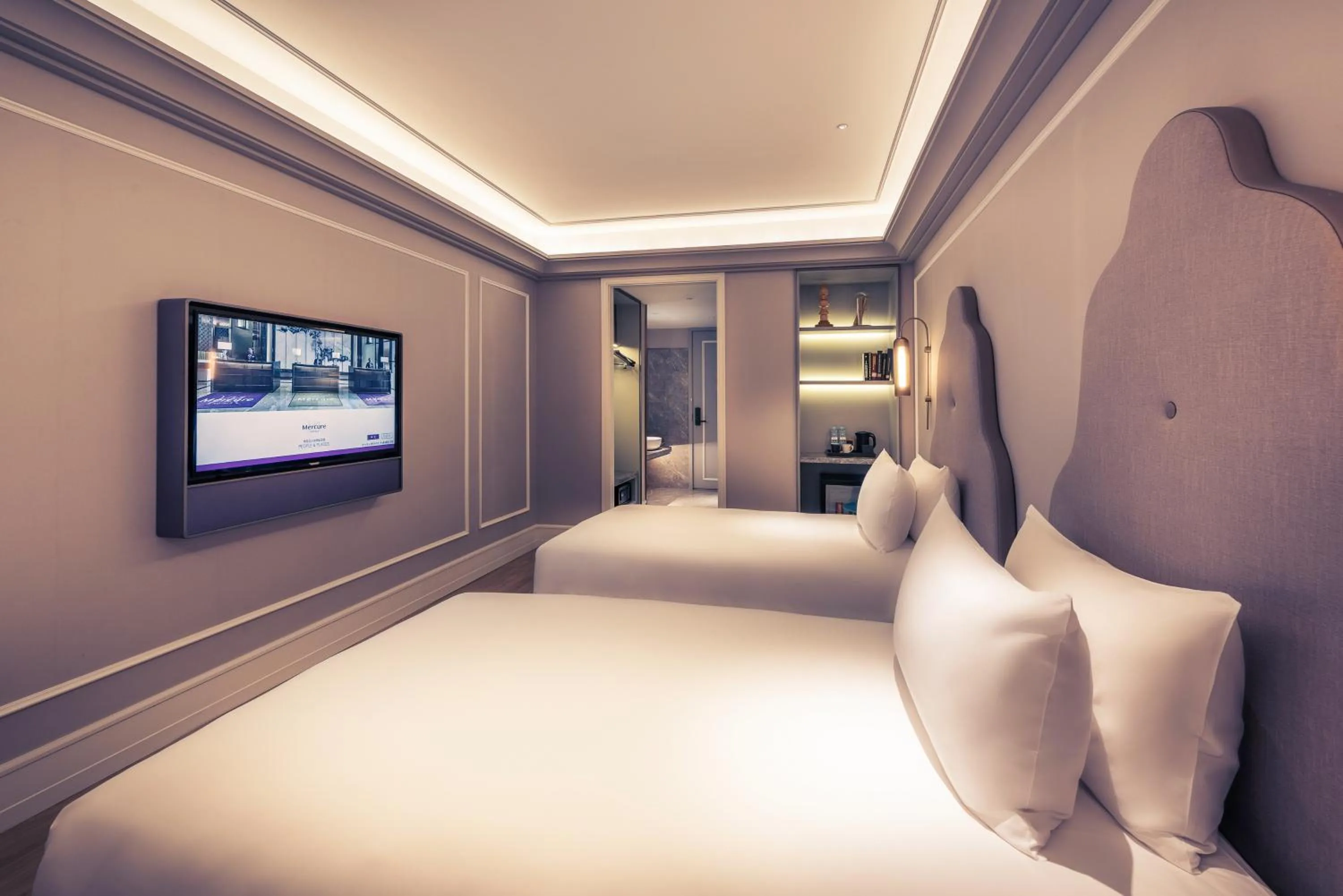 Photo of the whole room, Bed in Mercure Shanghai Hongqiao SOHO