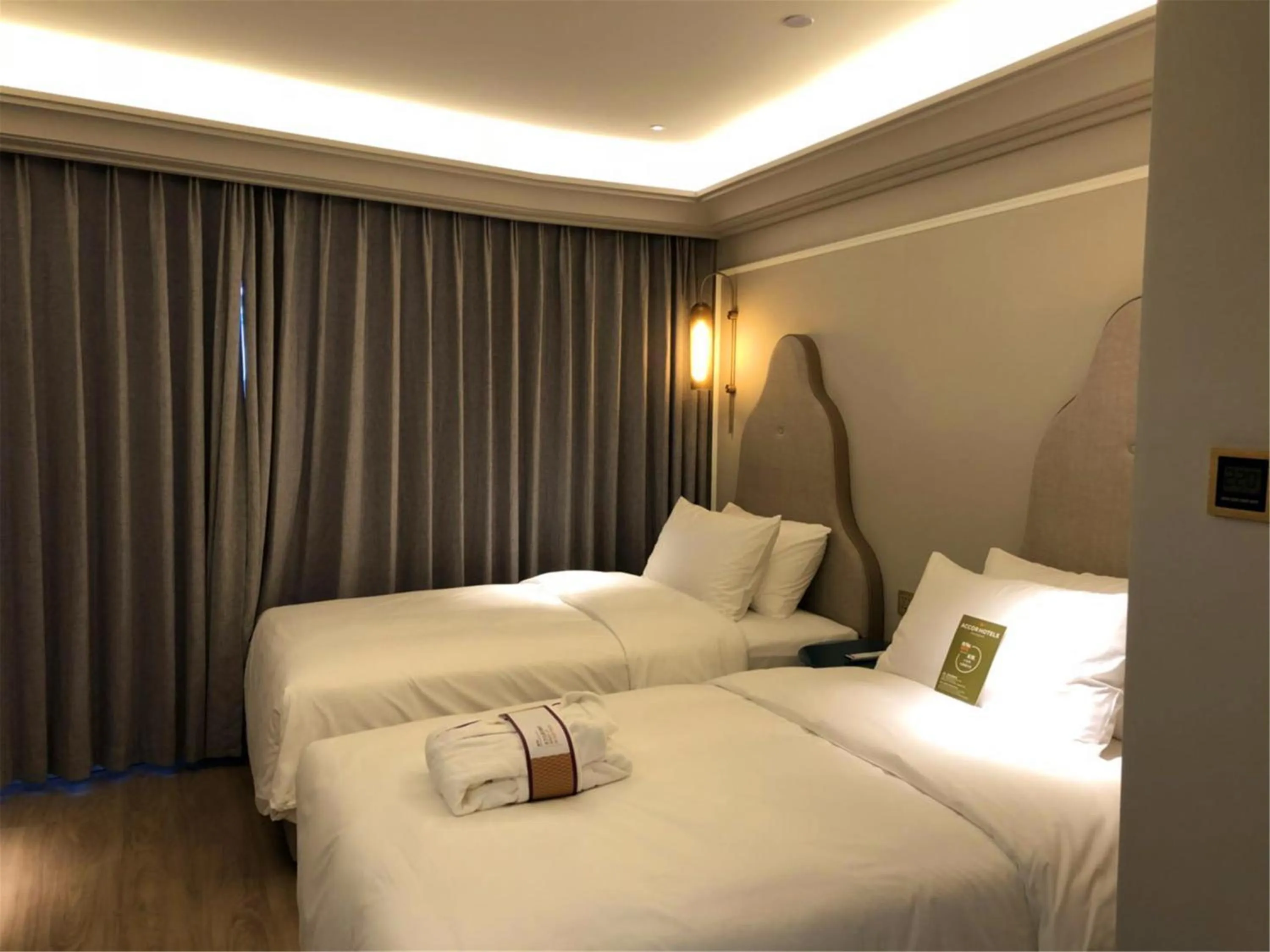 Bed in Mercure Hangzhou West Lake