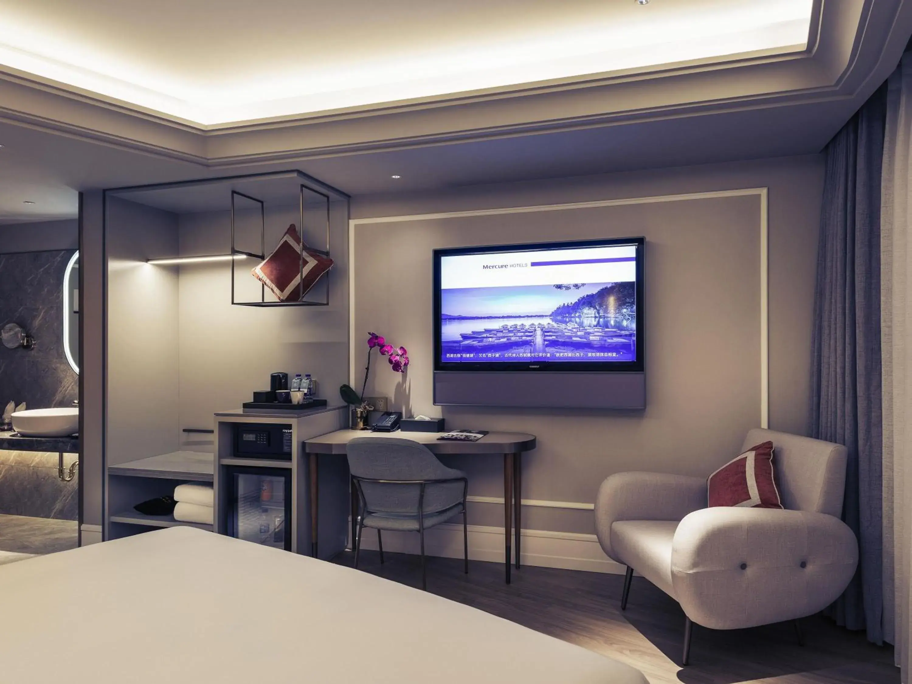 Deluxe King Room in Mercure Hangzhou West Lake Deluxe King Room in Mercure Hangzhou West Lake