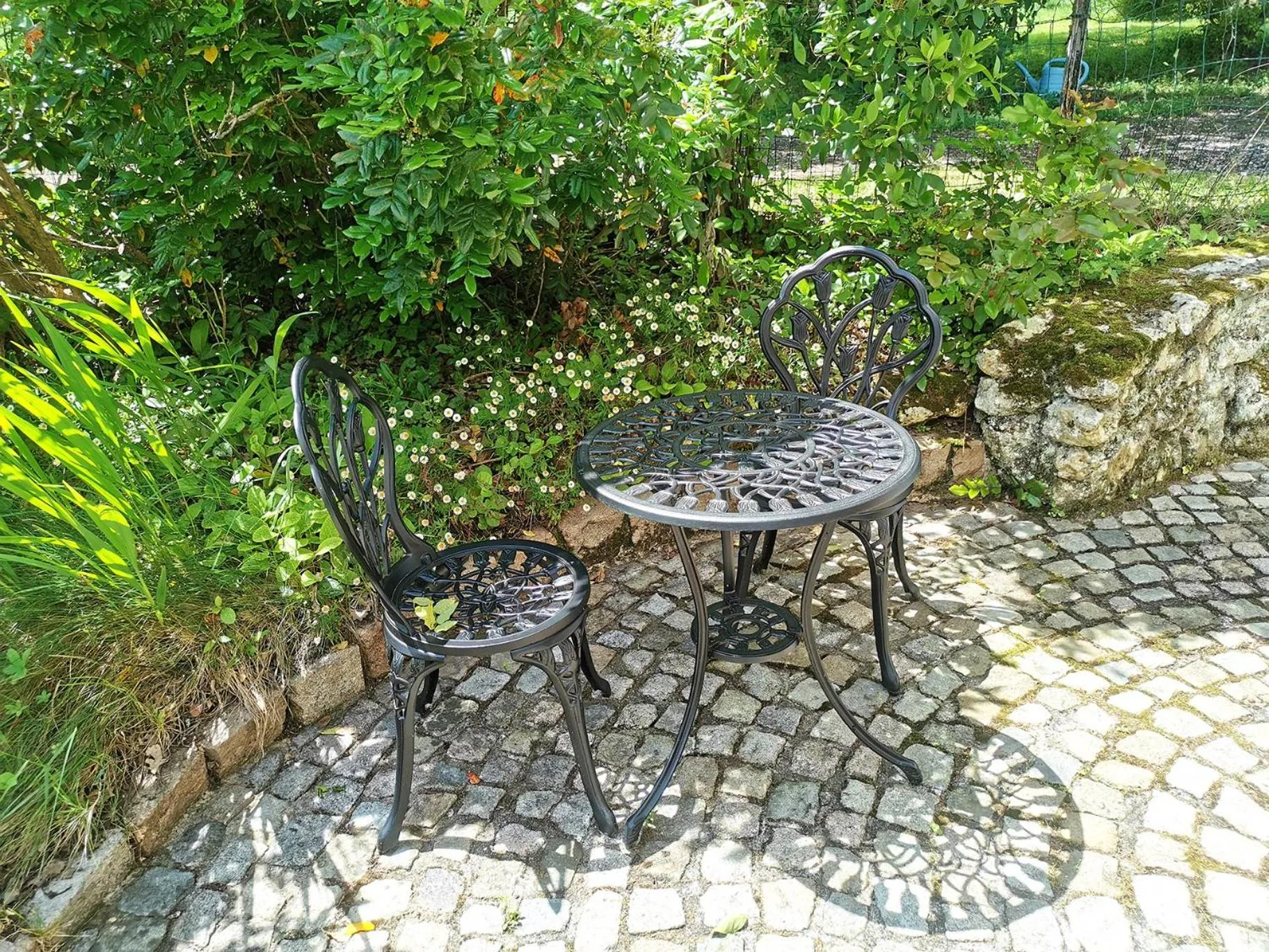 Patio in Les Jardins de Camelot