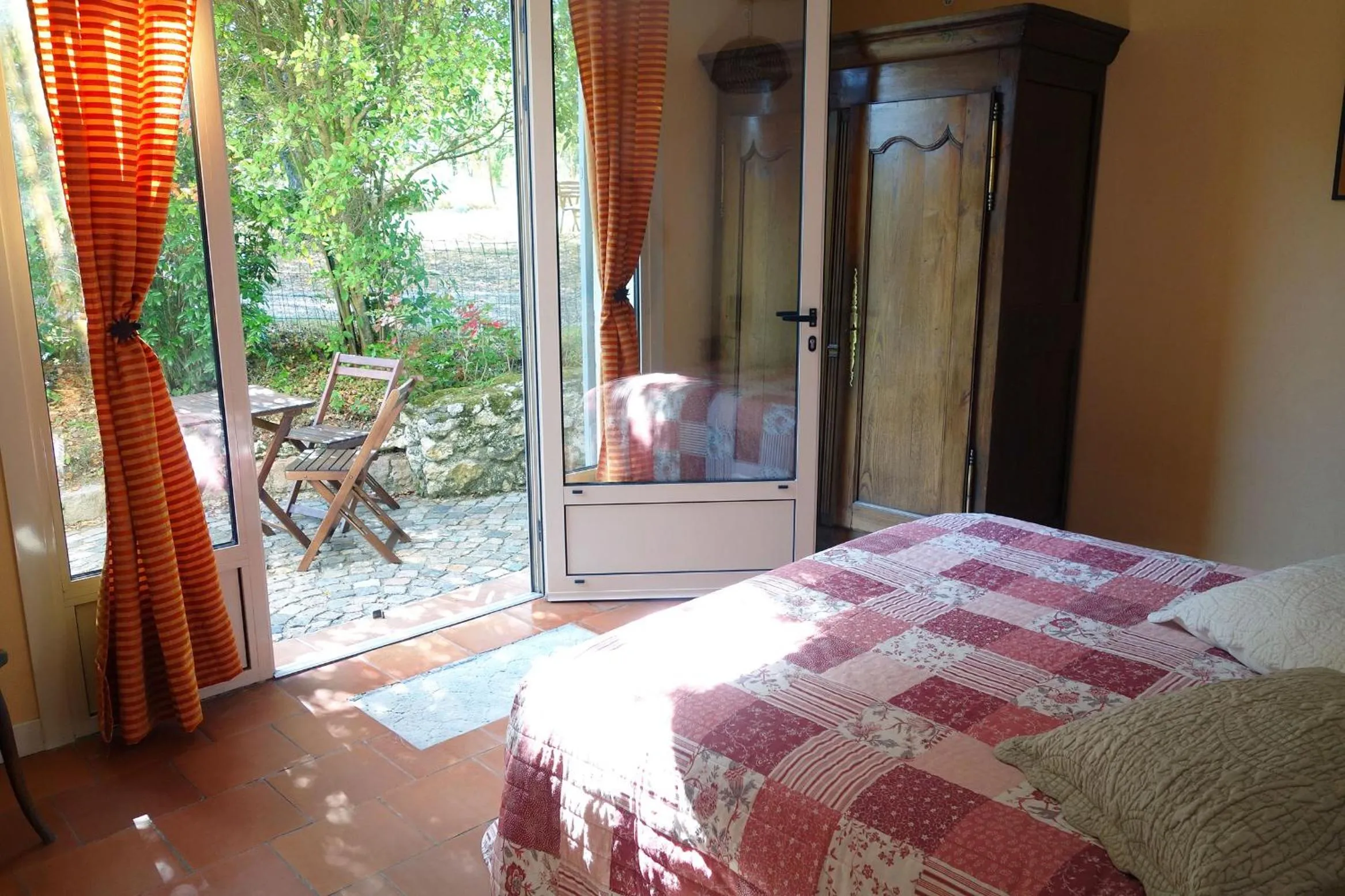 Patio, Bed in Les Jardins de Camelot