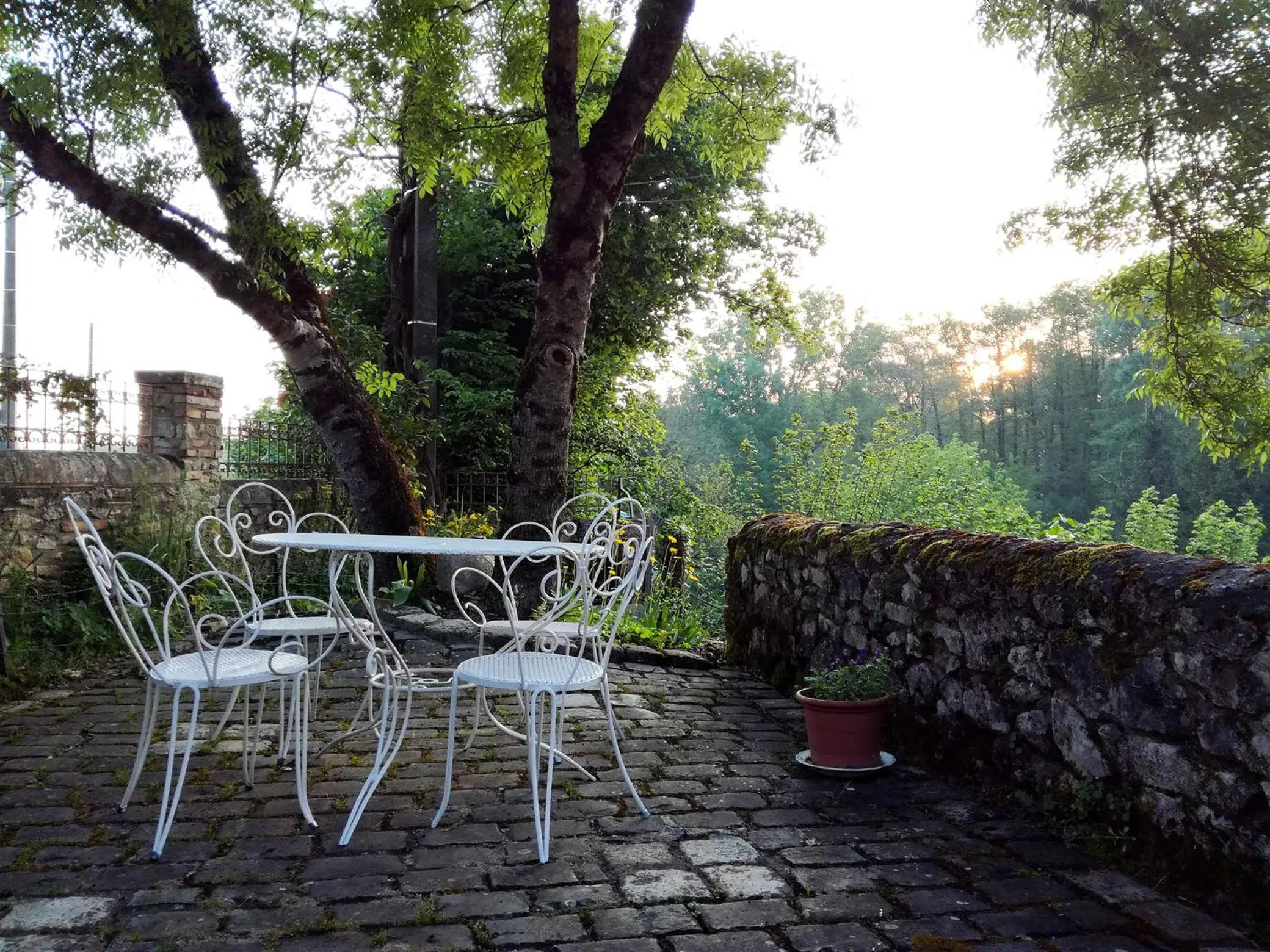 Patio in Les Jardins de Camelot