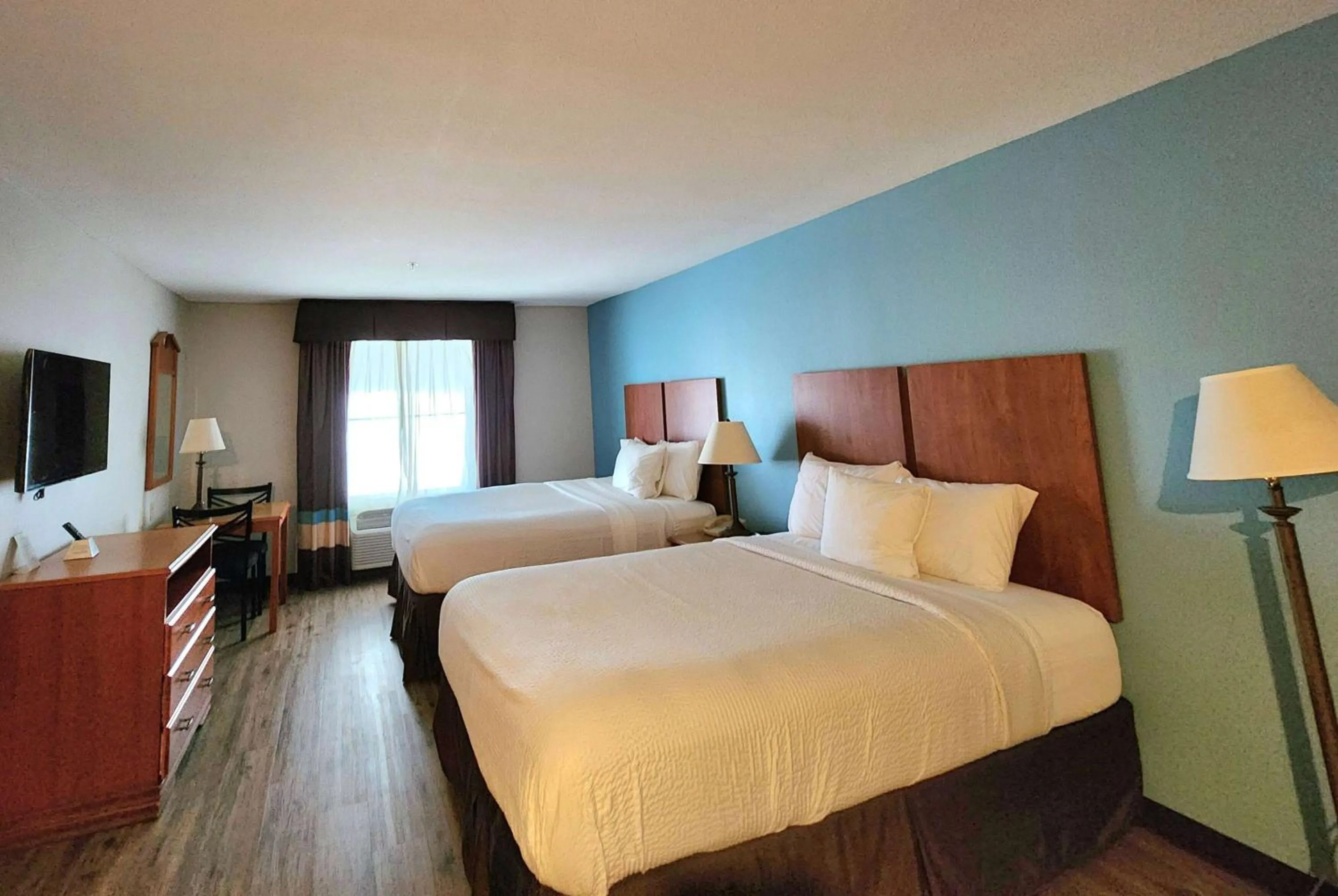 Photo of the whole room, Bed in Days Inn & Suites by Wyndham Thibodaux