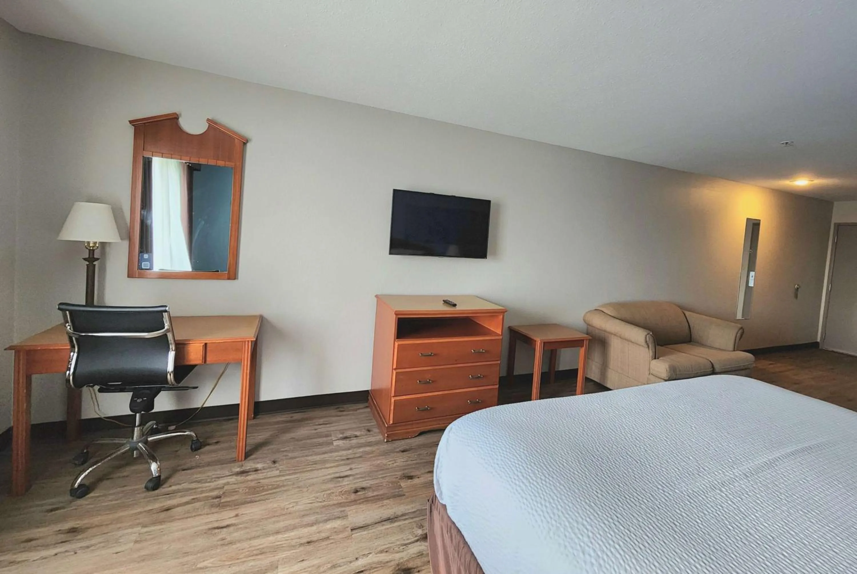 Photo of the whole room, Bed in Days Inn & Suites by Wyndham Thibodaux