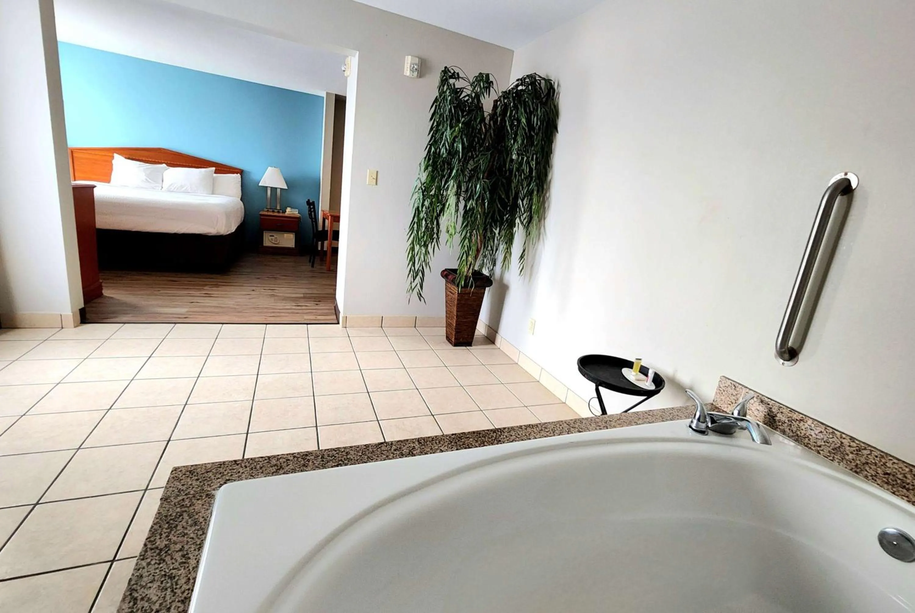 Photo of the whole room, Bed in Days Inn & Suites by Wyndham Thibodaux