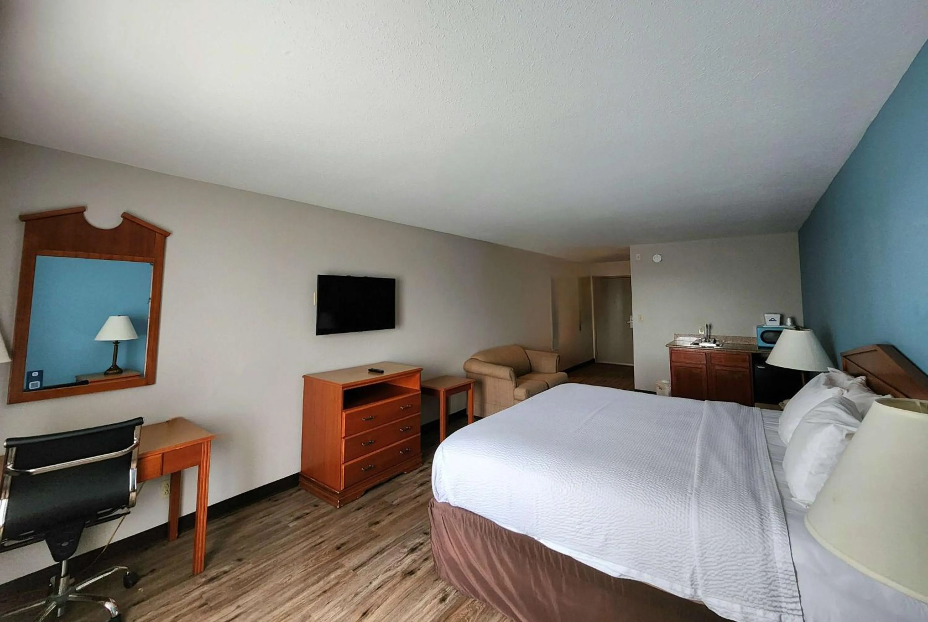 Photo of the whole room, Bed in Days Inn & Suites by Wyndham Thibodaux