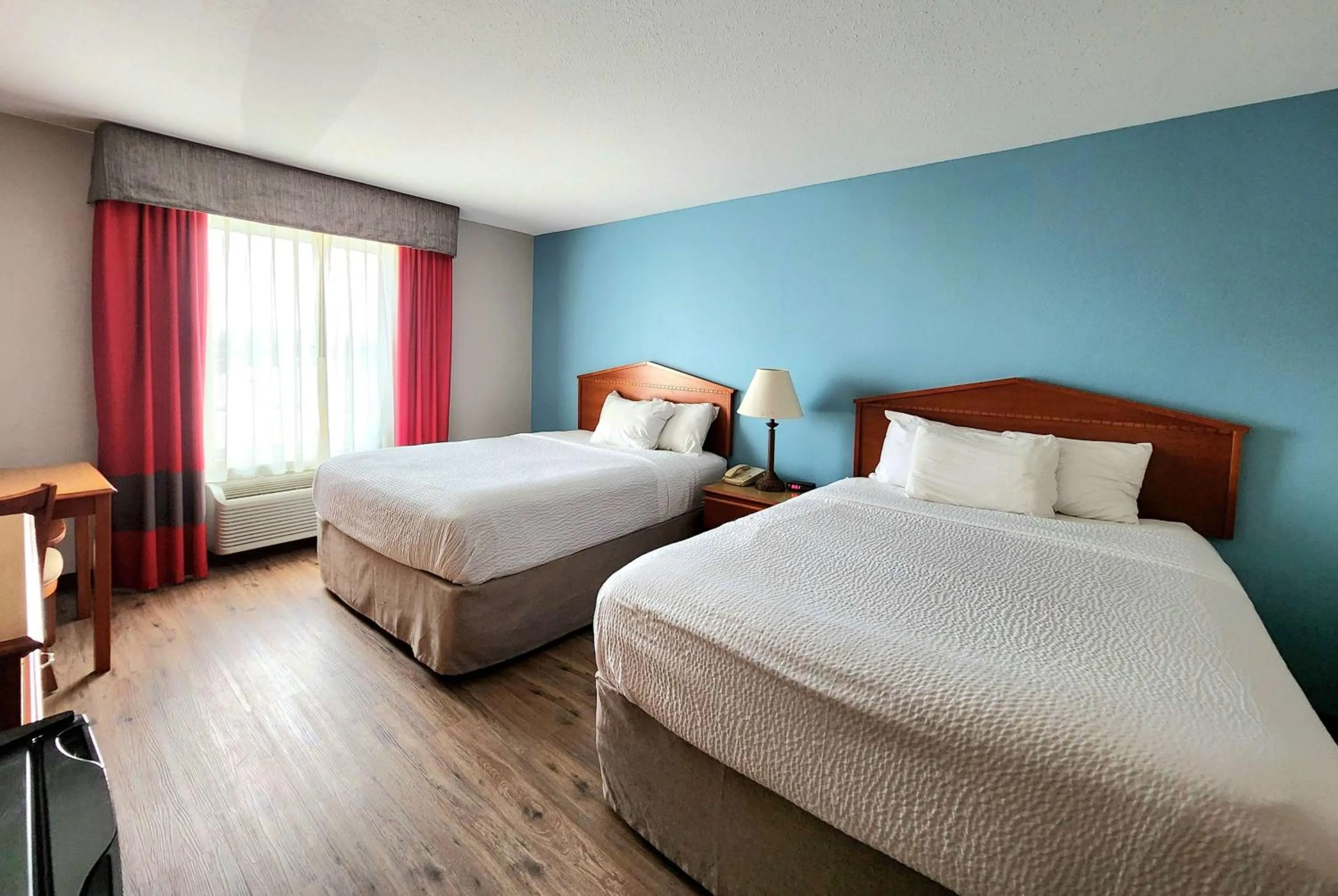 Photo of the whole room, Bed in Days Inn & Suites by Wyndham Thibodaux