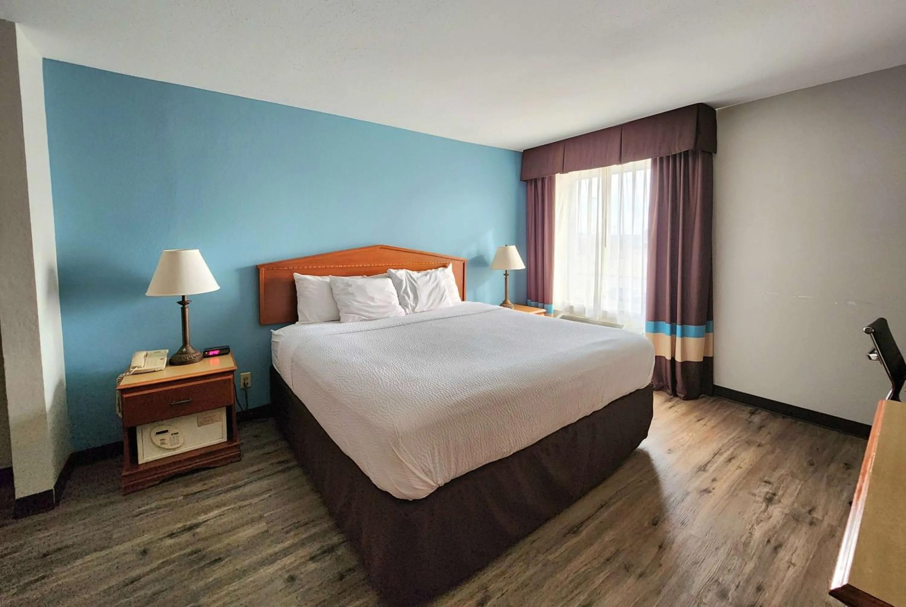 Photo of the whole room, Bed in Days Inn & Suites by Wyndham Thibodaux