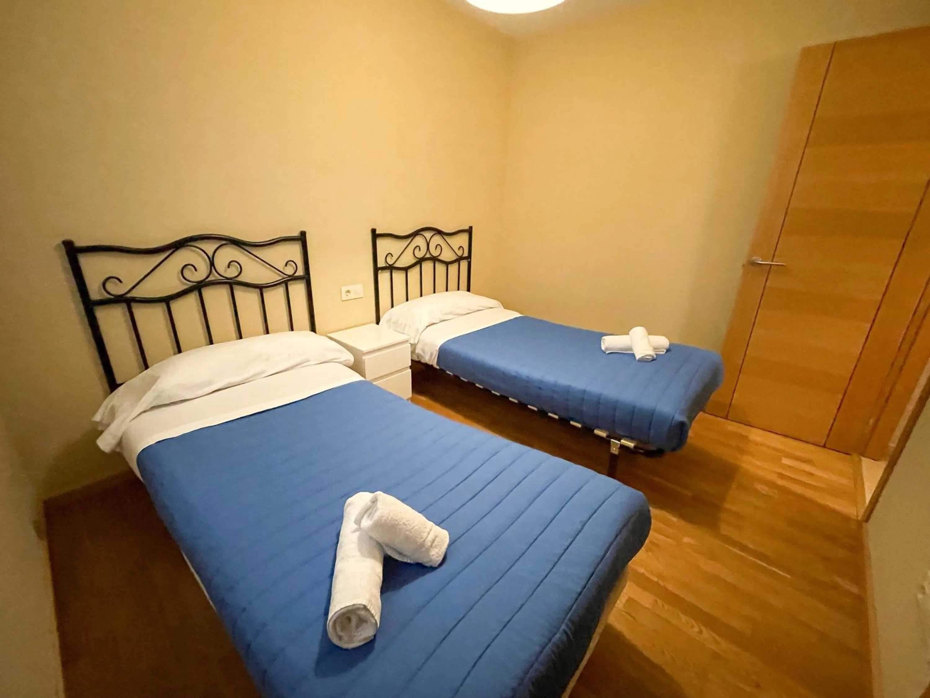 Bed in Alojamientos Playa de las Catedrales 3000