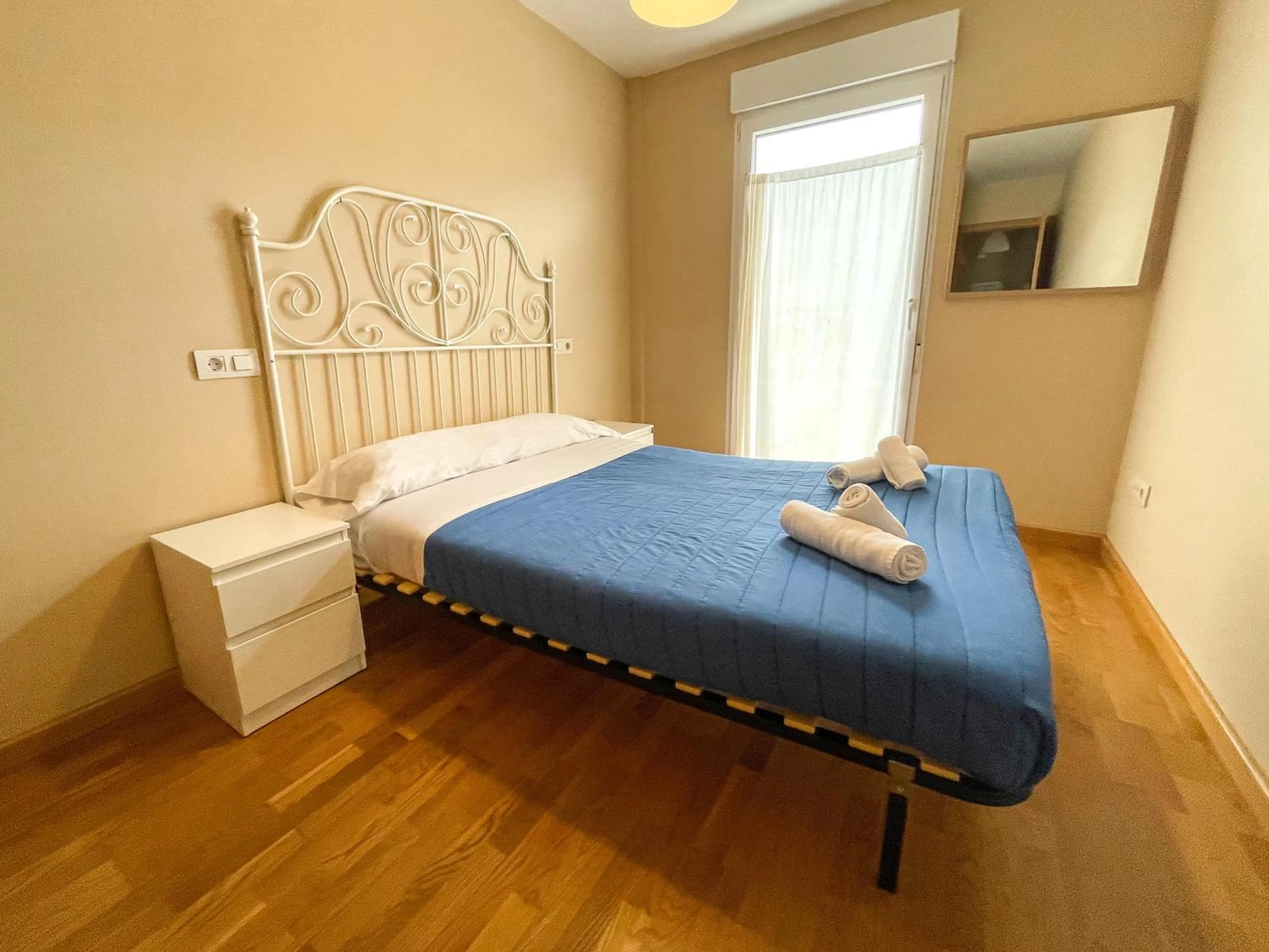 Bed in Alojamientos Playa de las Catedrales 3000