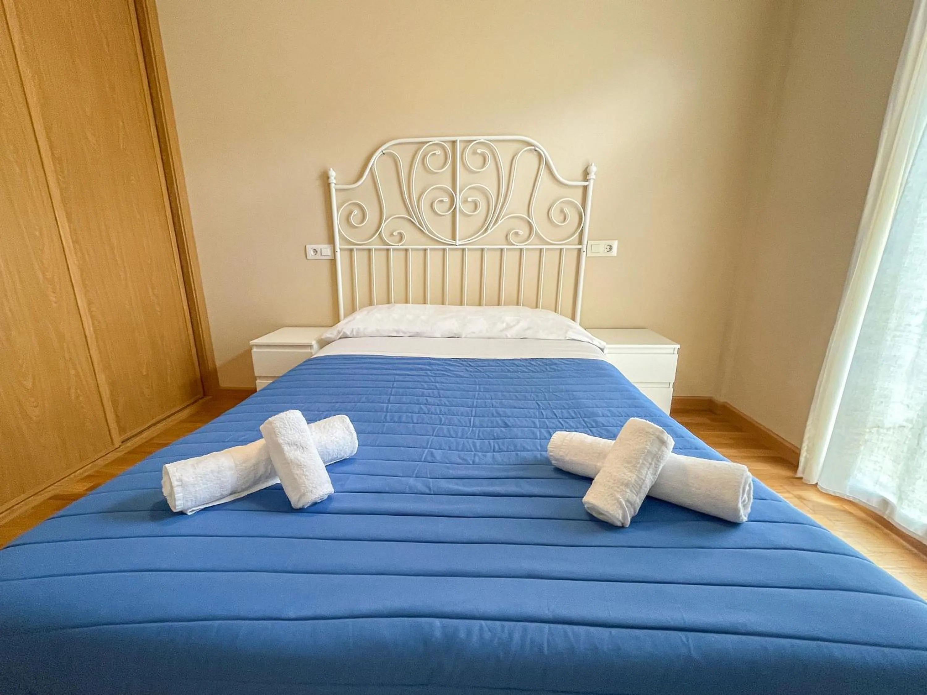 Bed in Alojamientos Playa de las Catedrales 3000